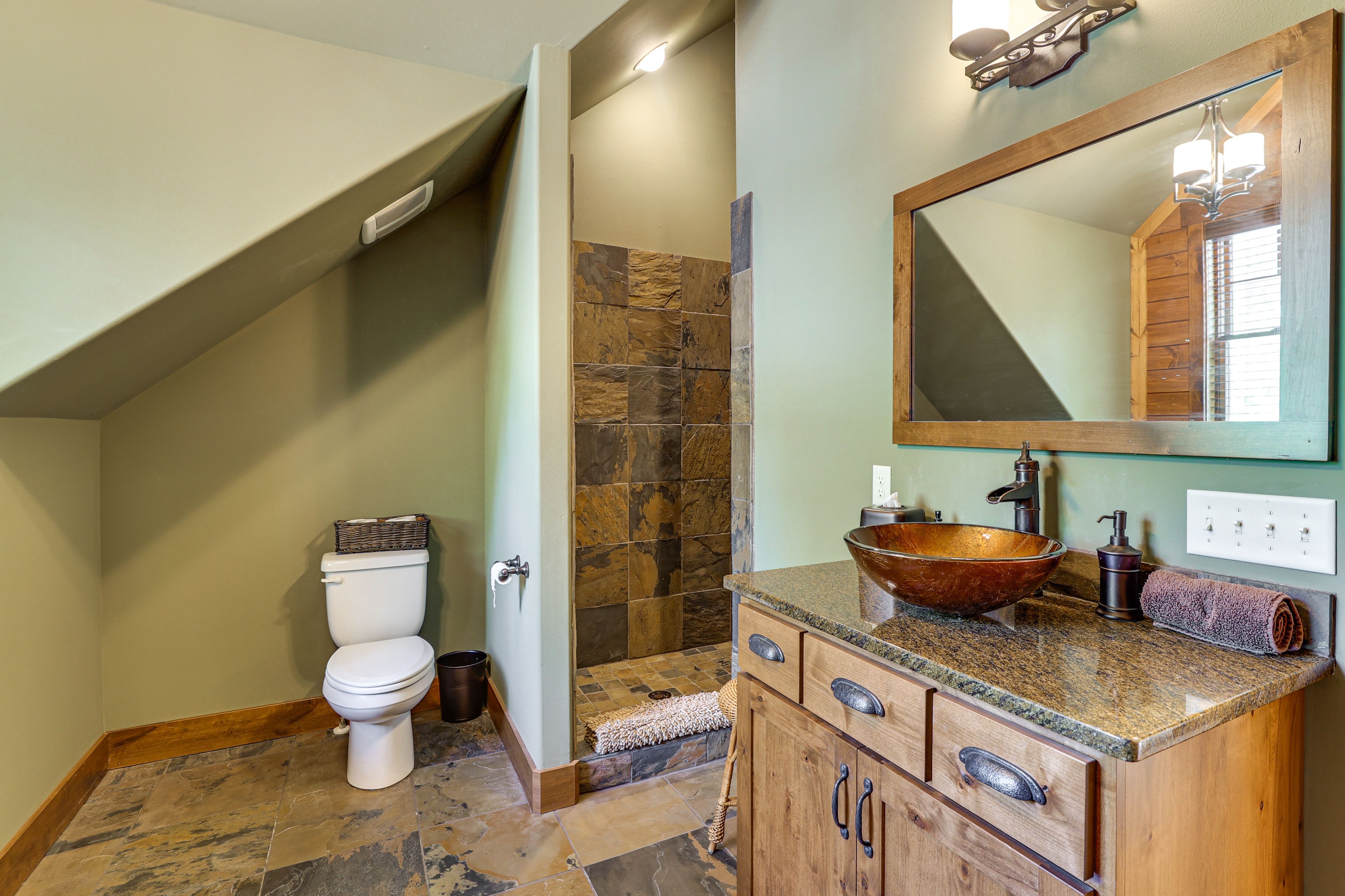 Full Bathroom | 2nd Floor