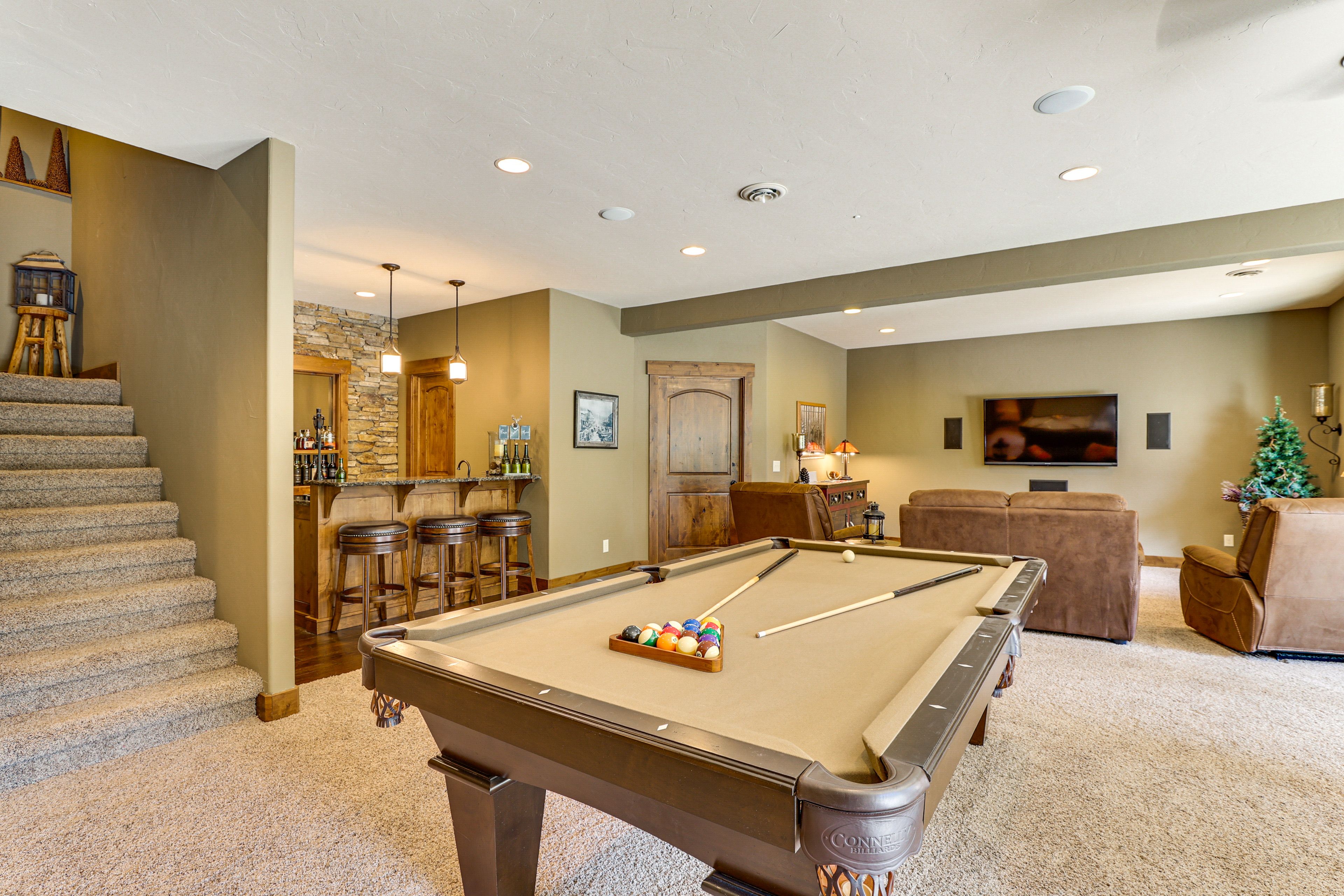 Lower Living Area | Wet Bar | Pool Table | Smart TV | Board Games