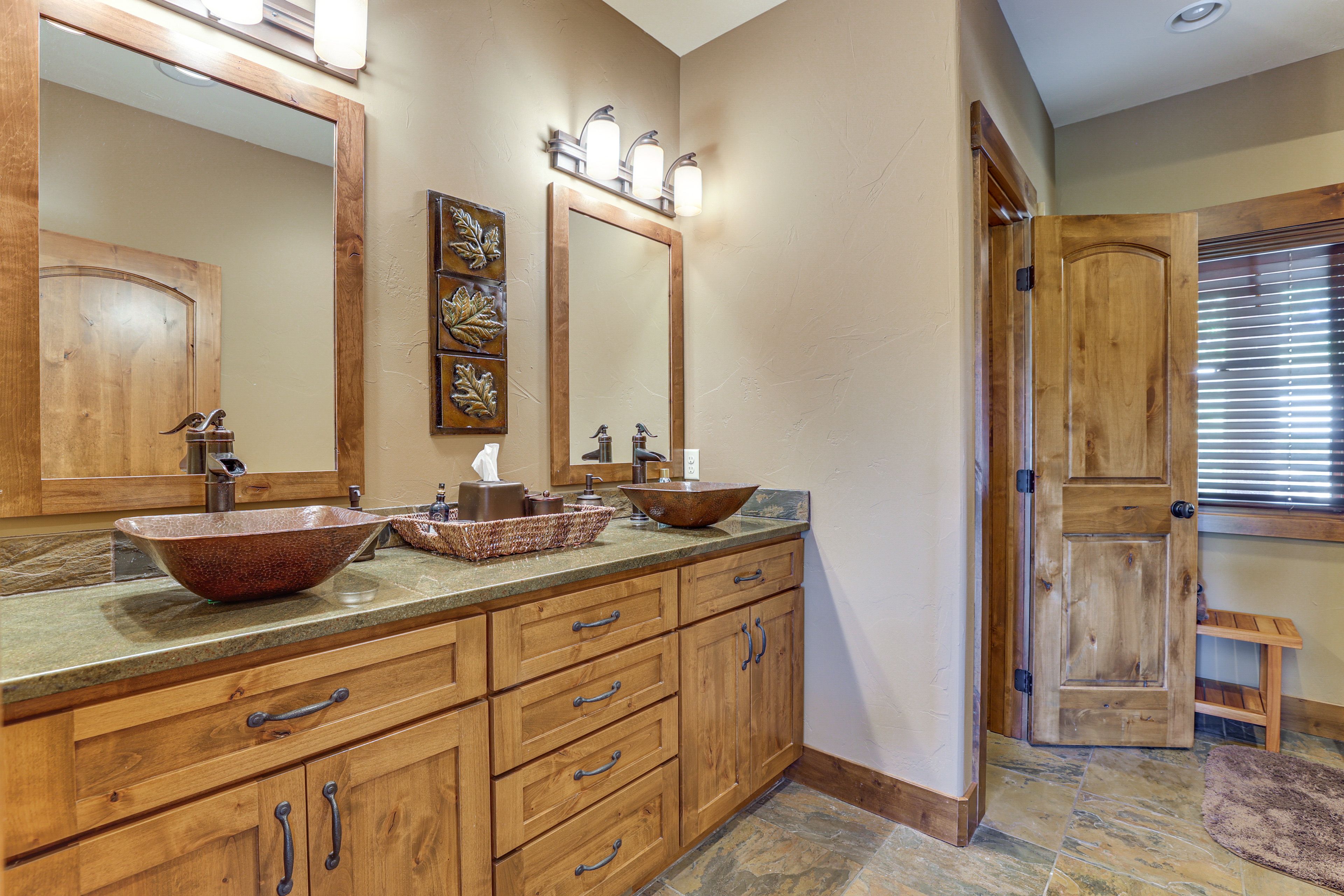 Full Bathroom | Towels Provided | 1st Floor