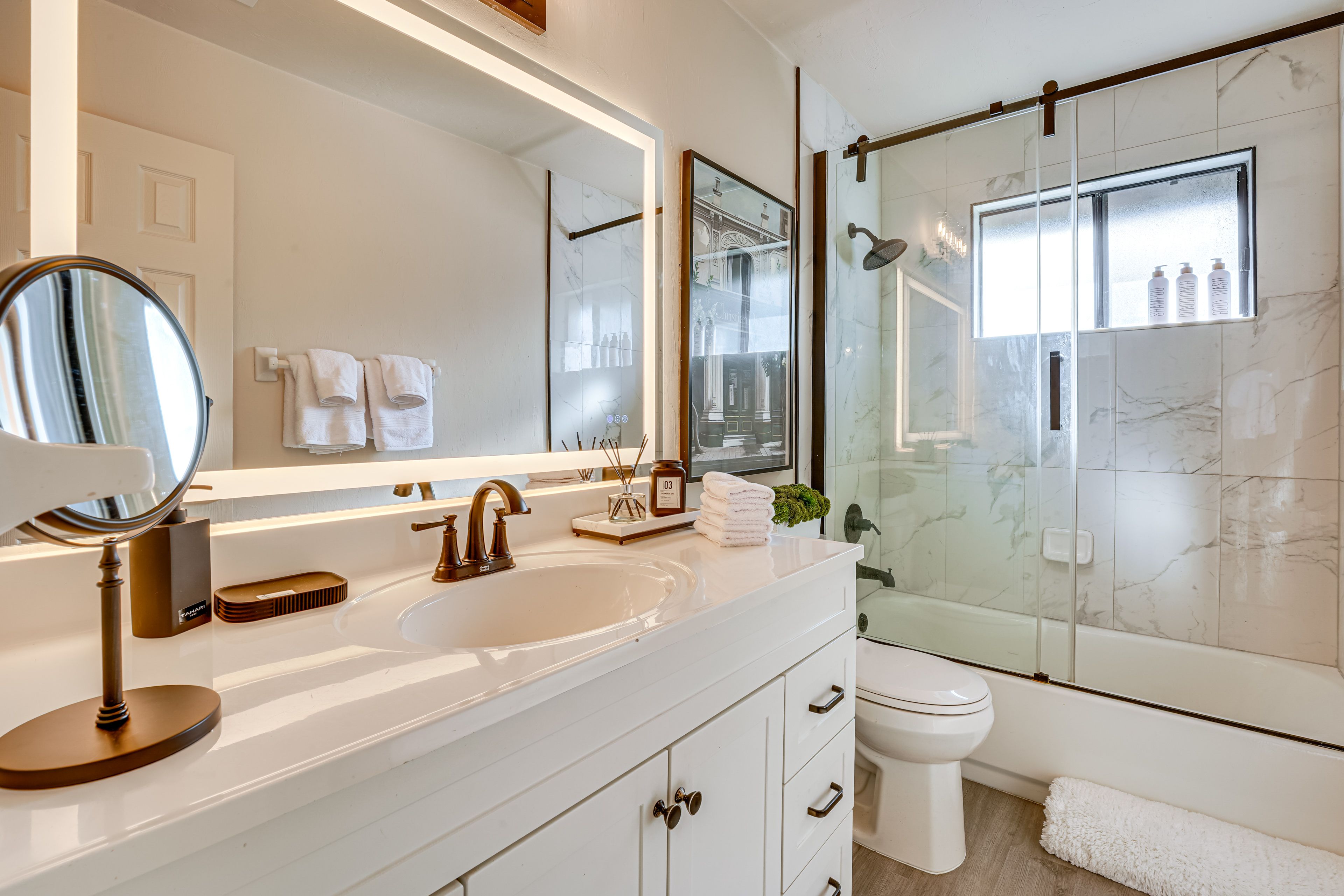 Full Bathroom | 2nd Floor | Towels Provided | Complimentary Toiletries