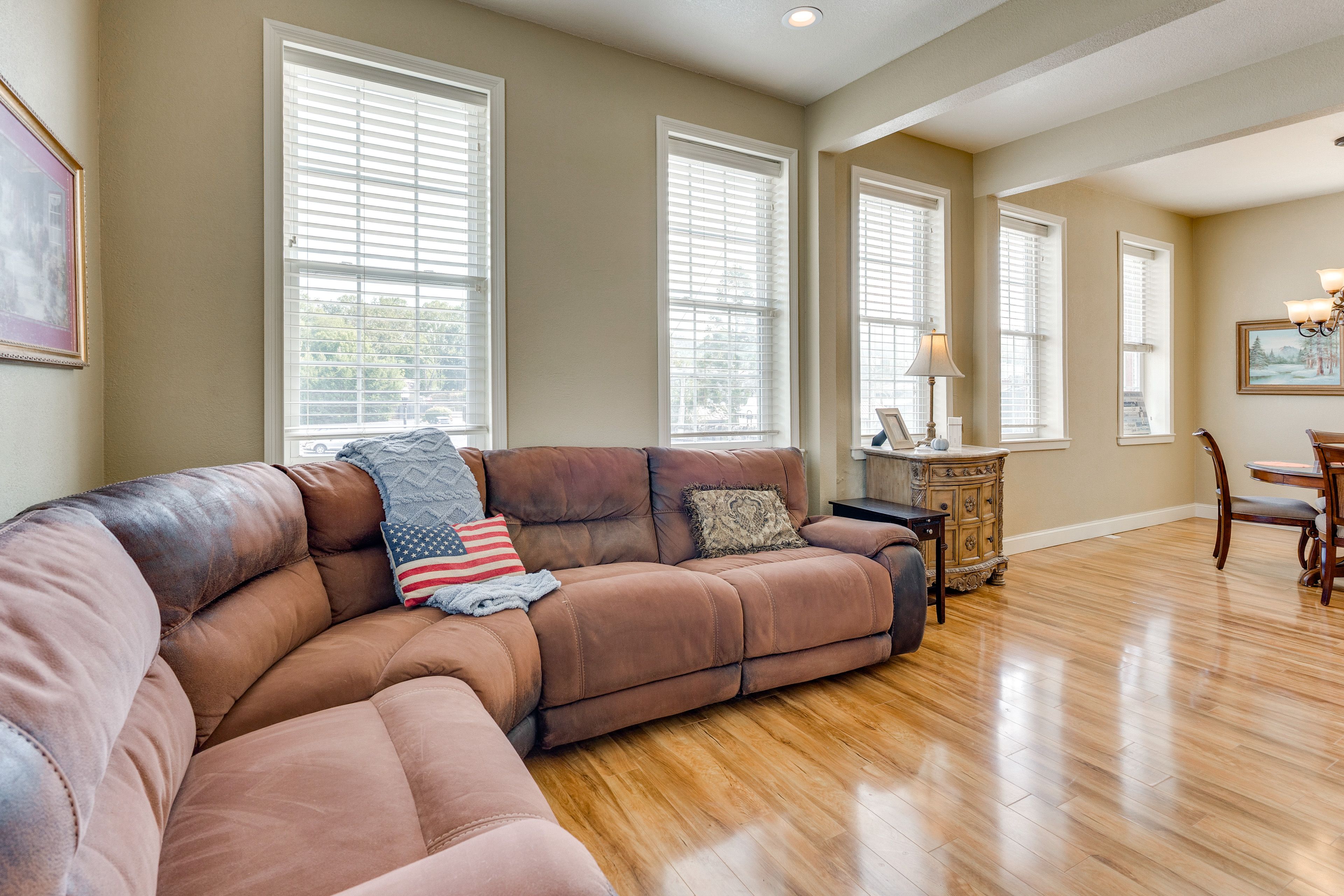Living Room | Smart TV | Board Games
