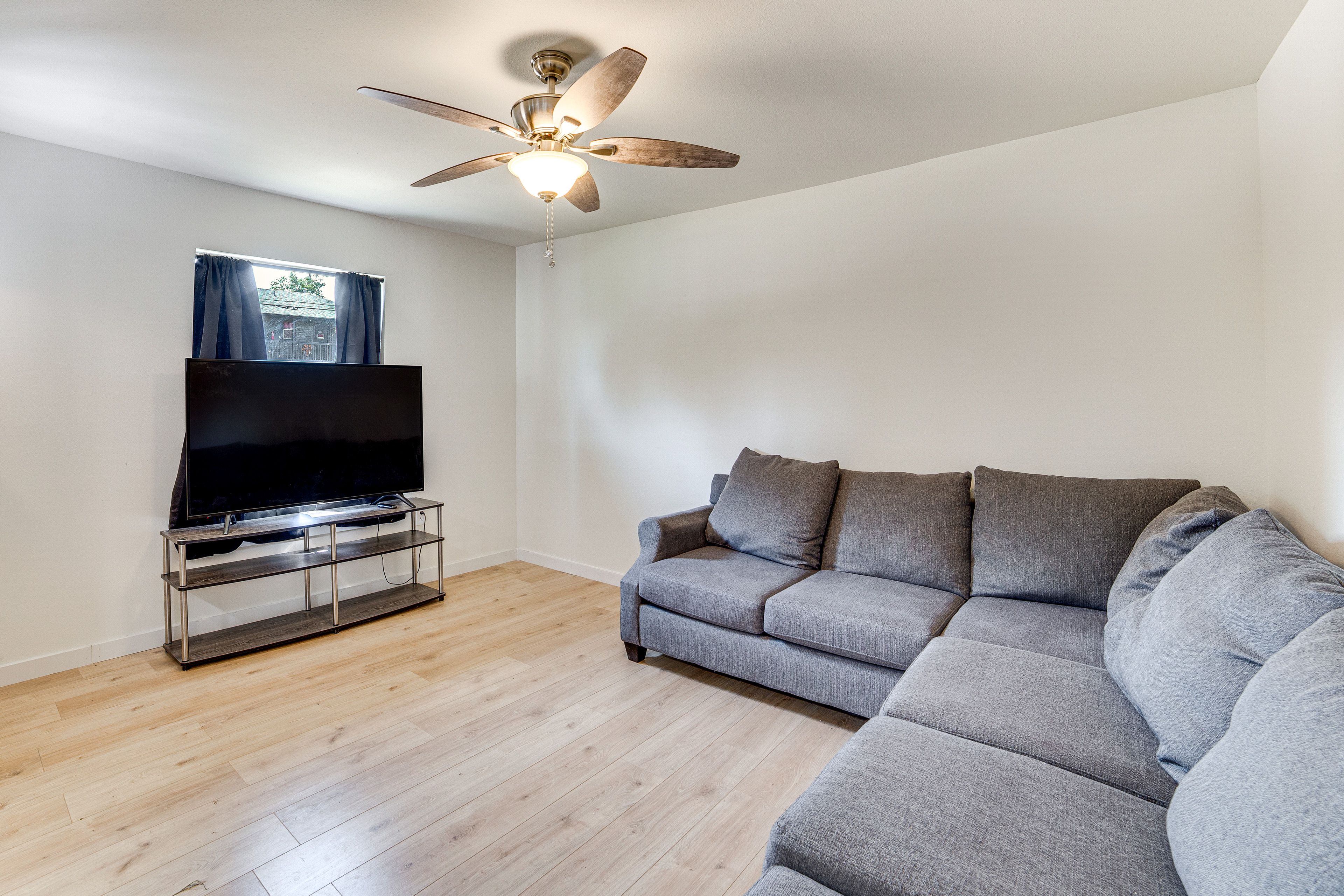 Living Room | Free WiFi | Smart TV | Central A/C