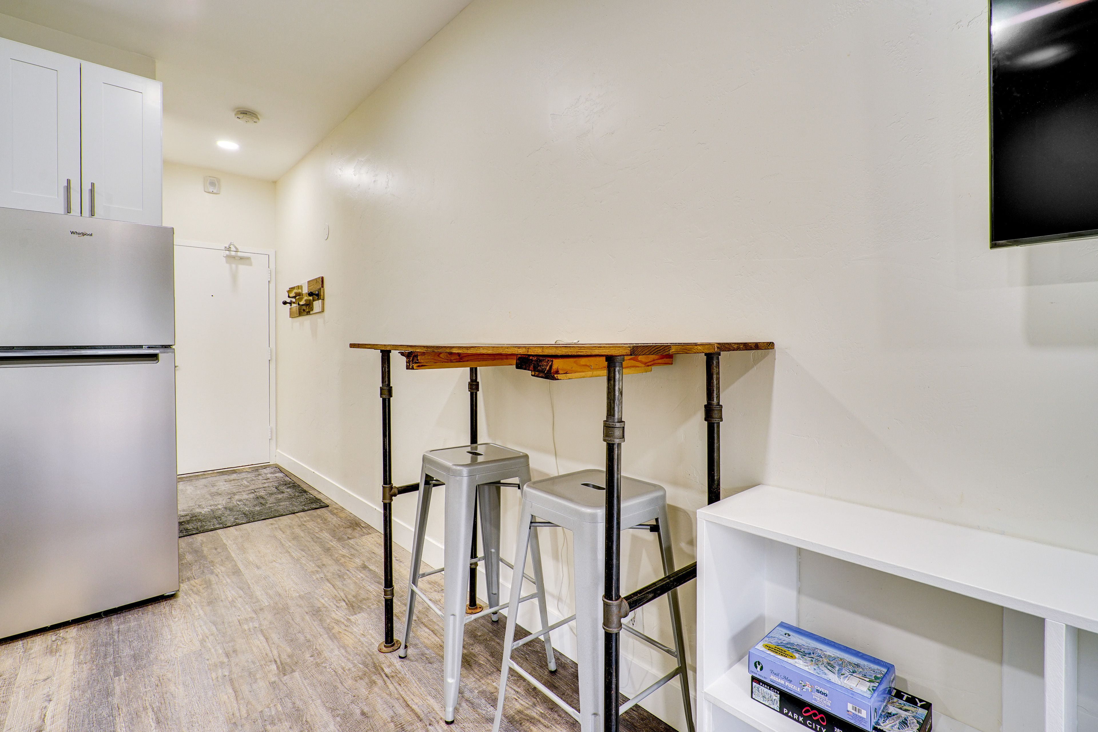 Dining Area | Dishware & Flatware