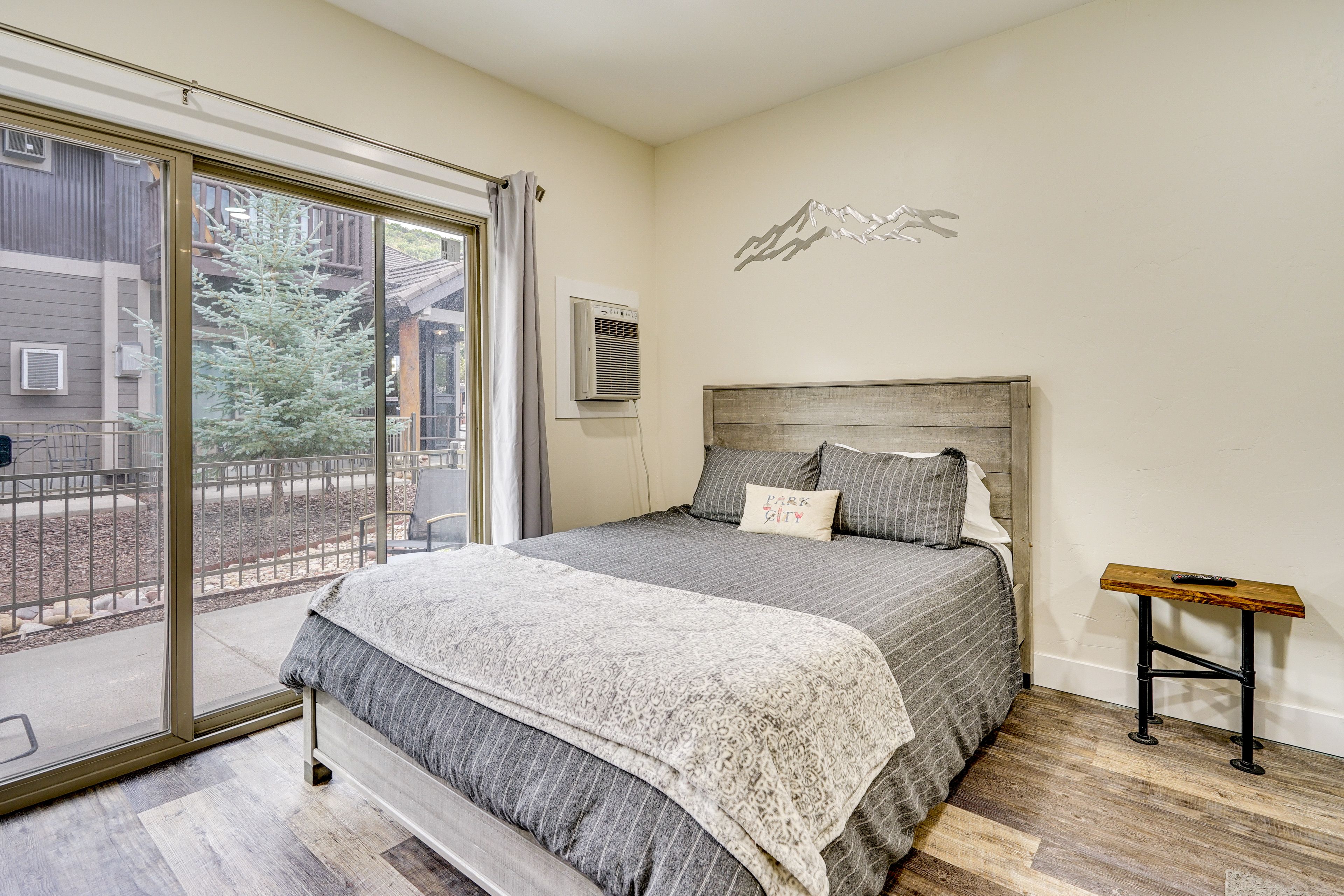 Studio | Queen Bed