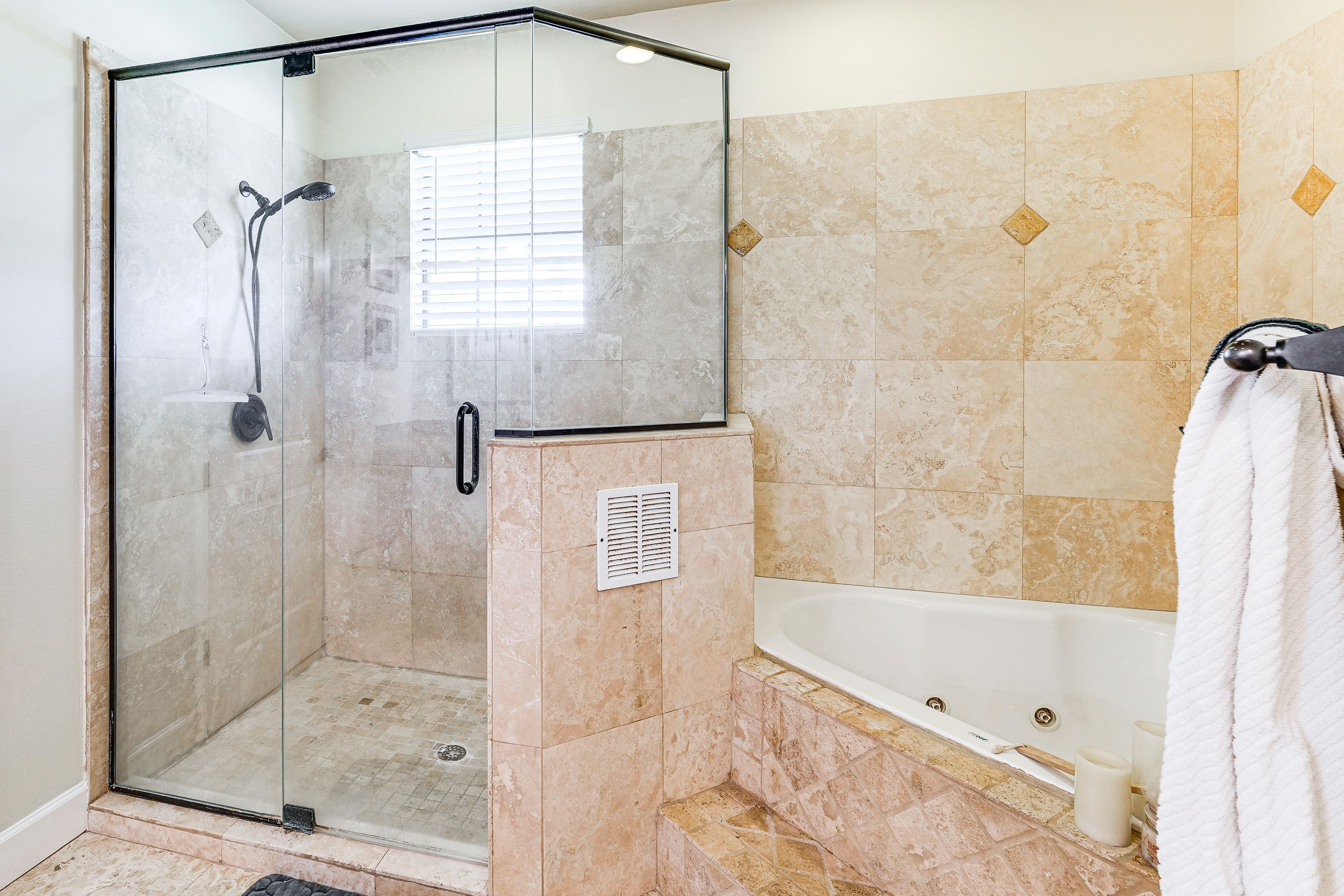 En-Suite Bathroom | 2nd Floor | Towels Provided | Jetted Tub