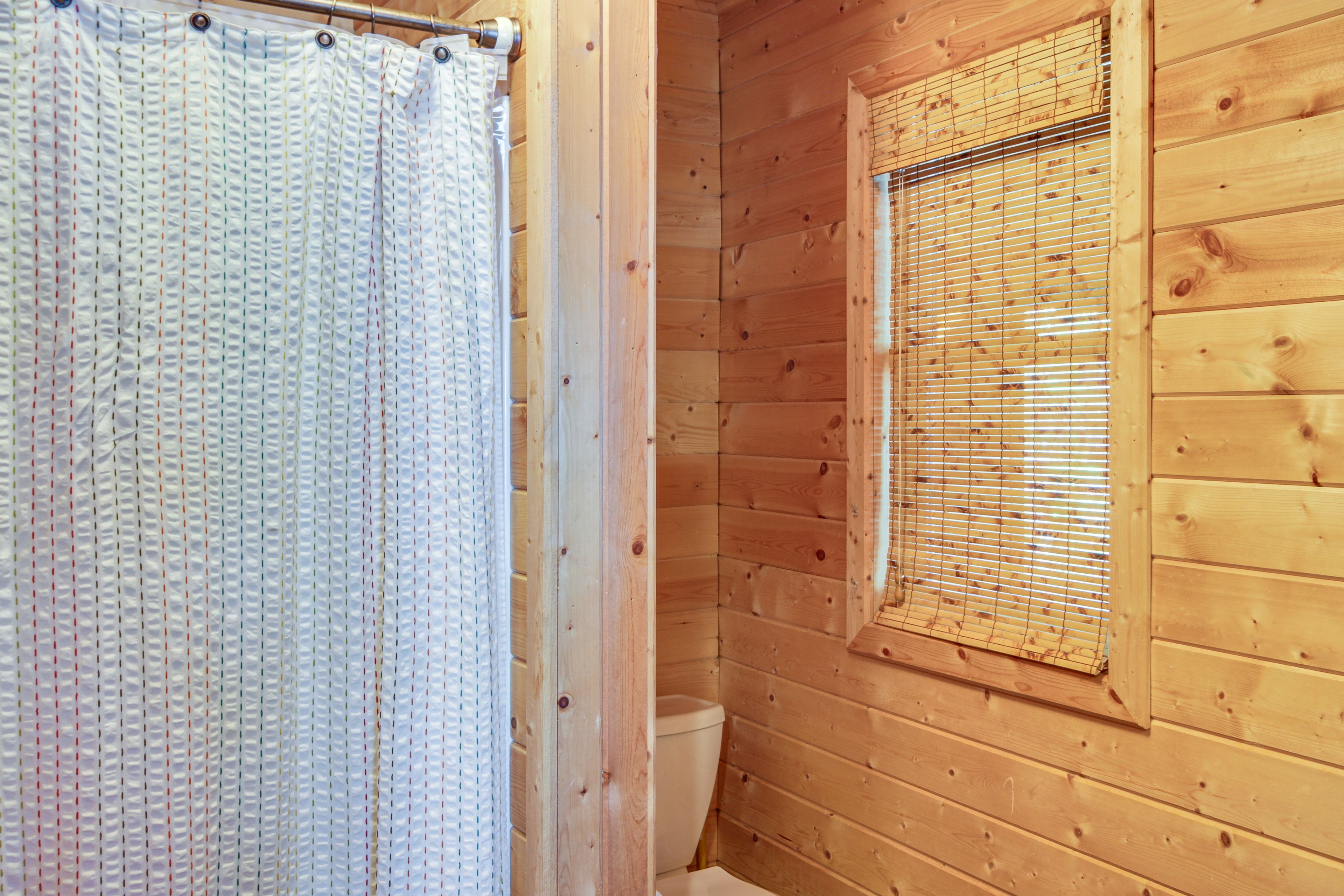 Main Cabin | Full Bathroom | 1st Floor