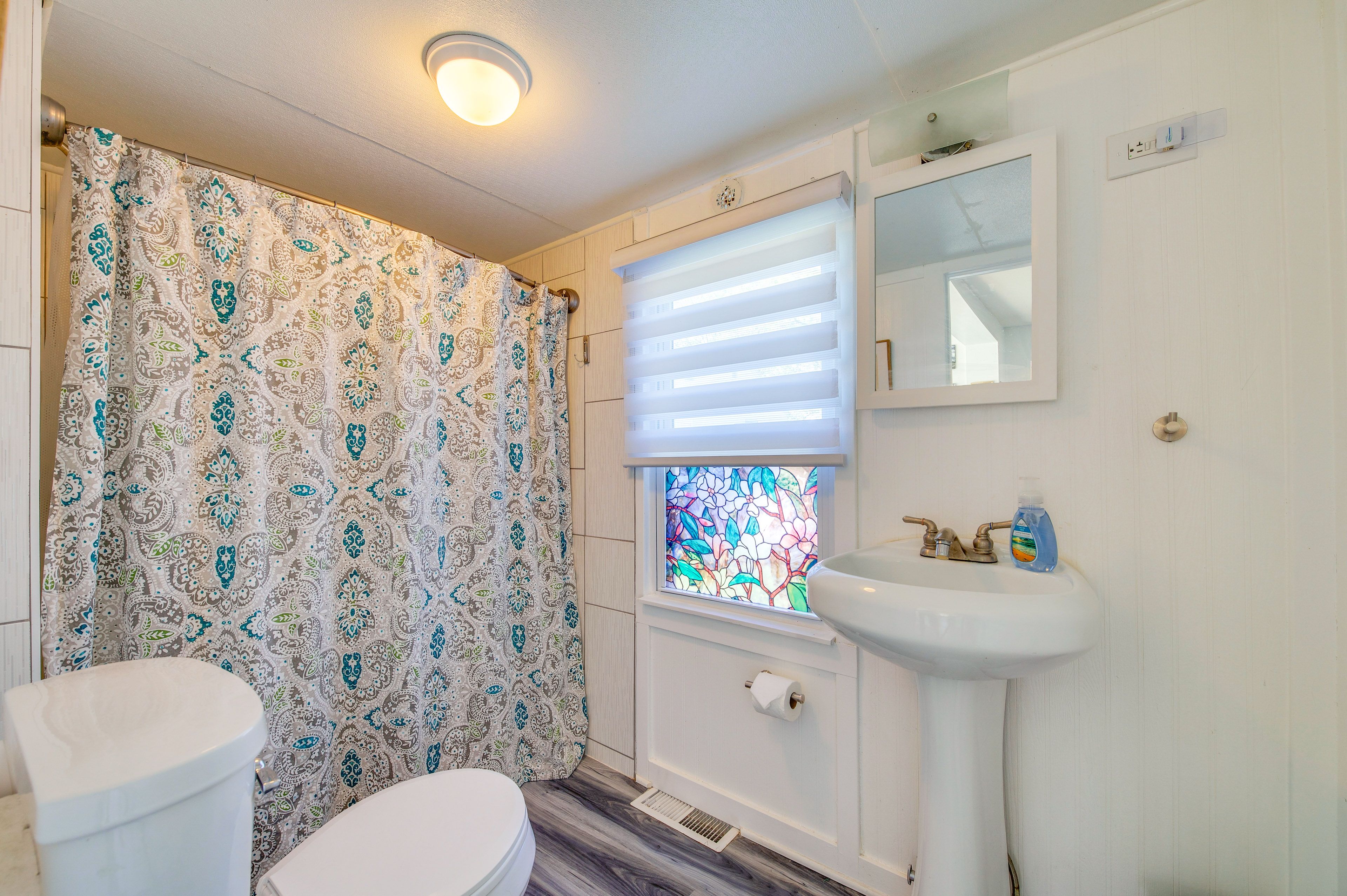 Full Bathroom | Towels Provided | Complimentary Toiletries