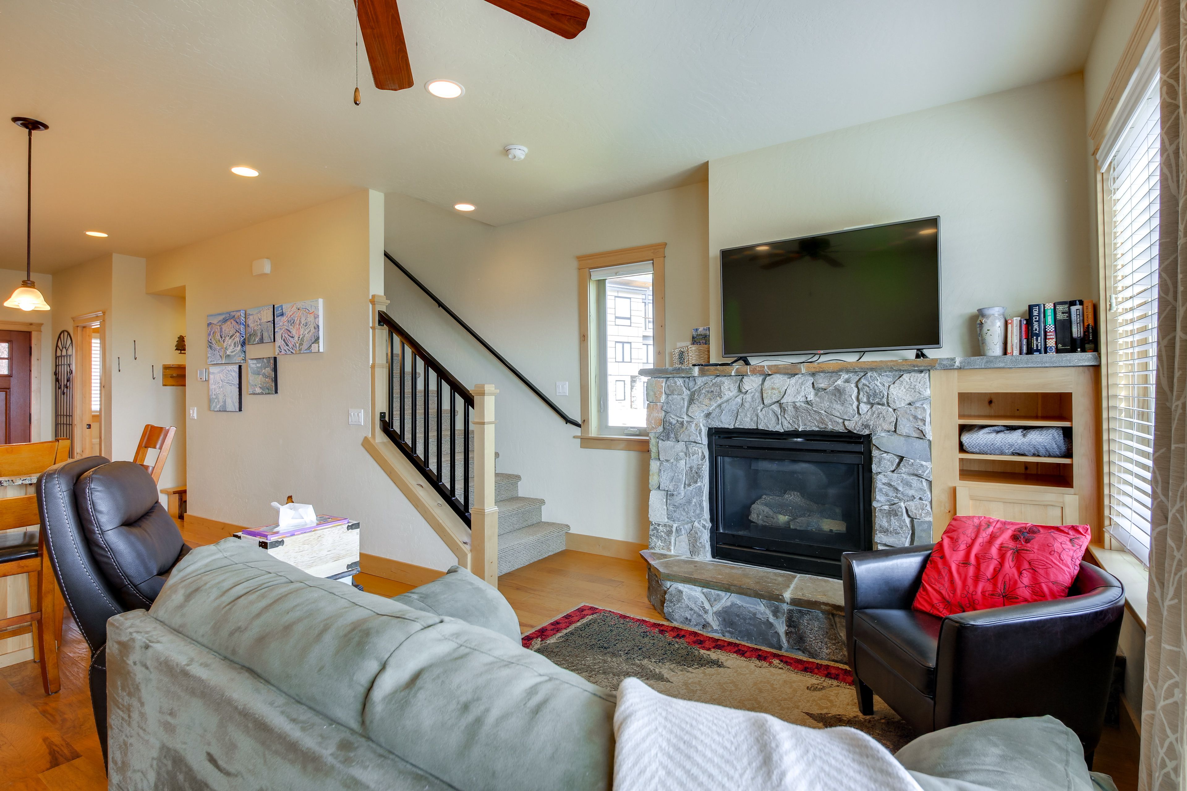 Living Room | Smart TV | Fireplace | Queen Sleeper Sofa | 1st Floor