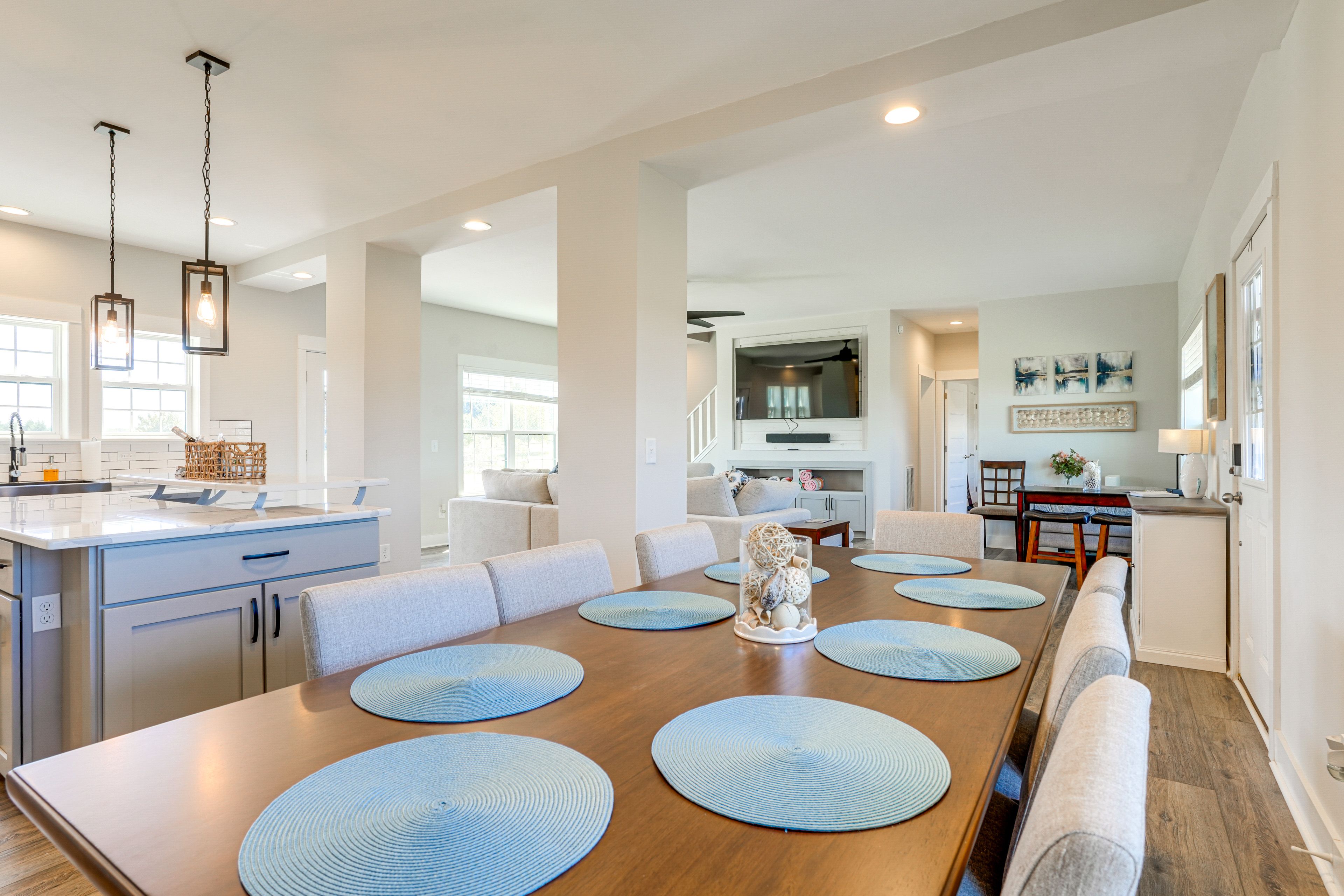 Dining Area | Dishware & Flatware Provided