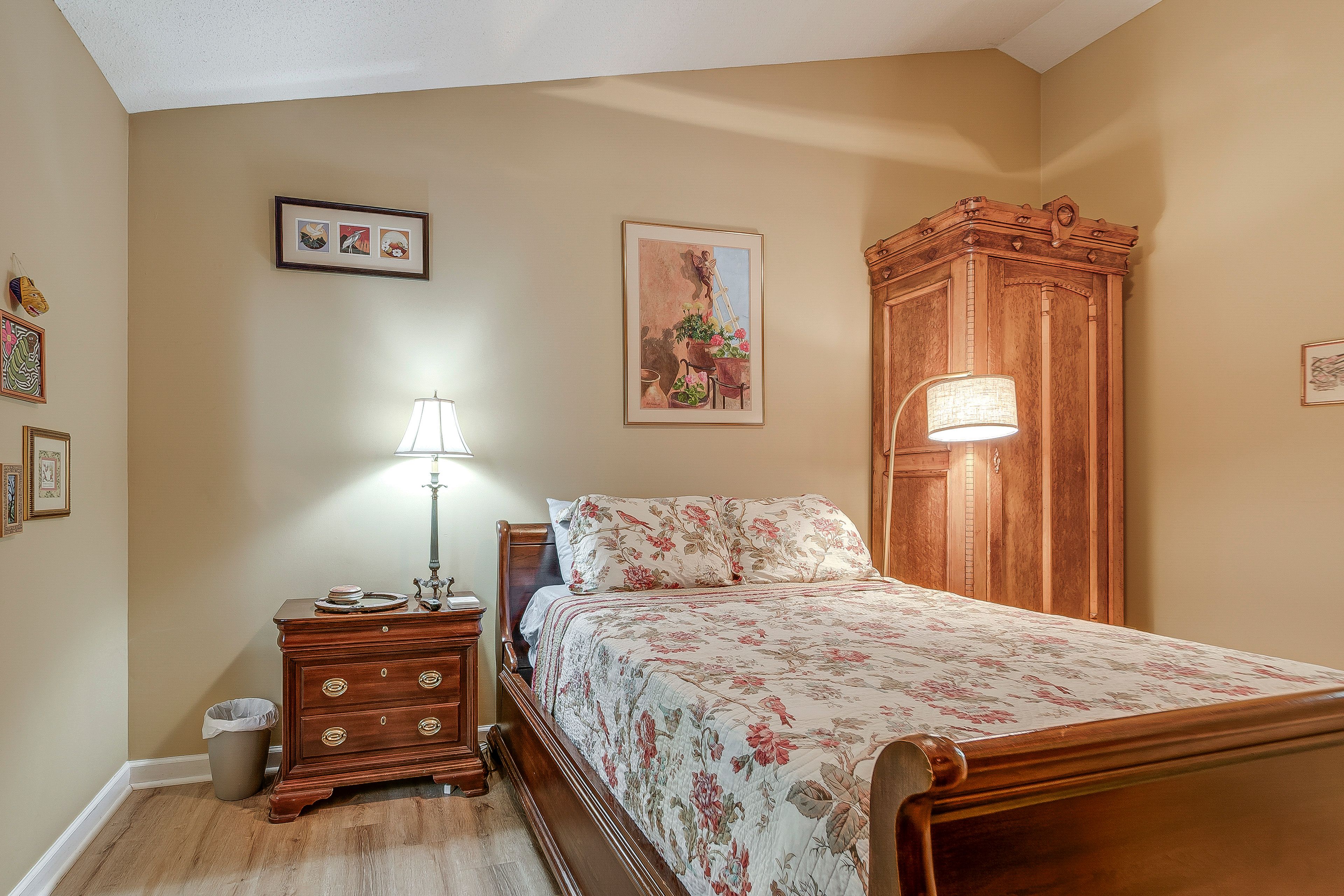 Bedroom 1 | Queen Bed