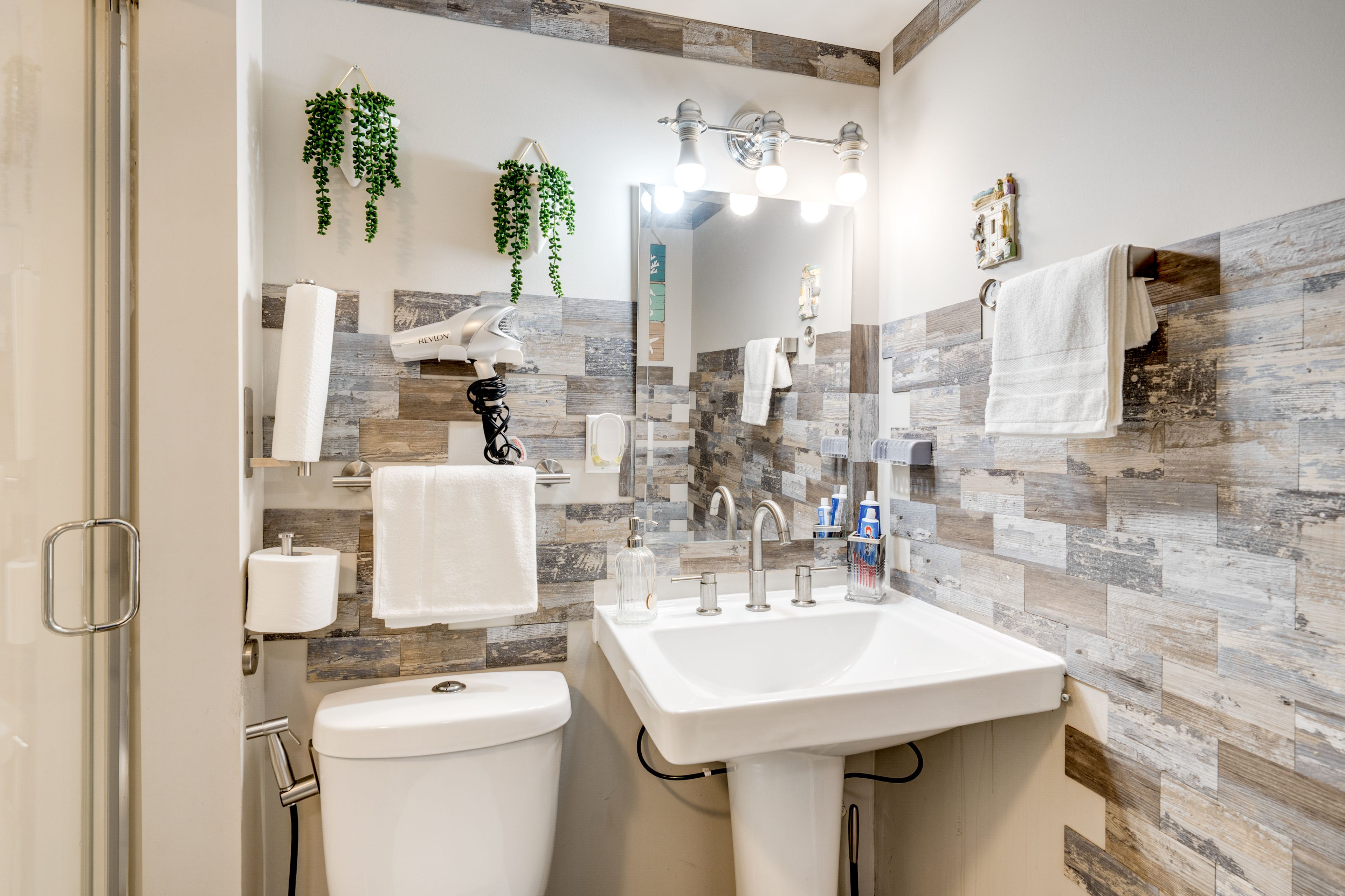 Full Bathroom | 1st Floor | Complimentary Toiletries | Towels Provided