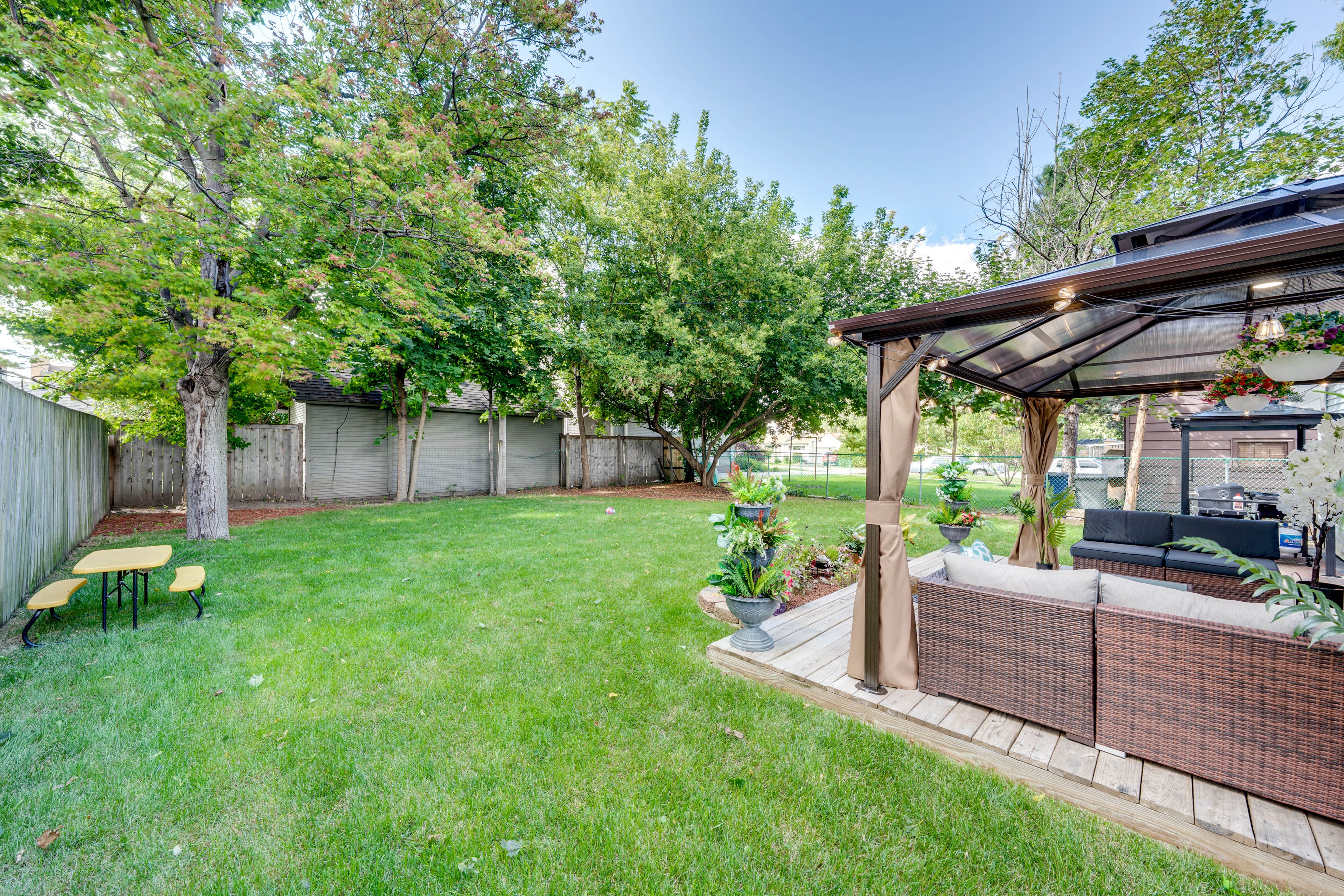 Fenced Backyard | Trampoline | Picnic Table