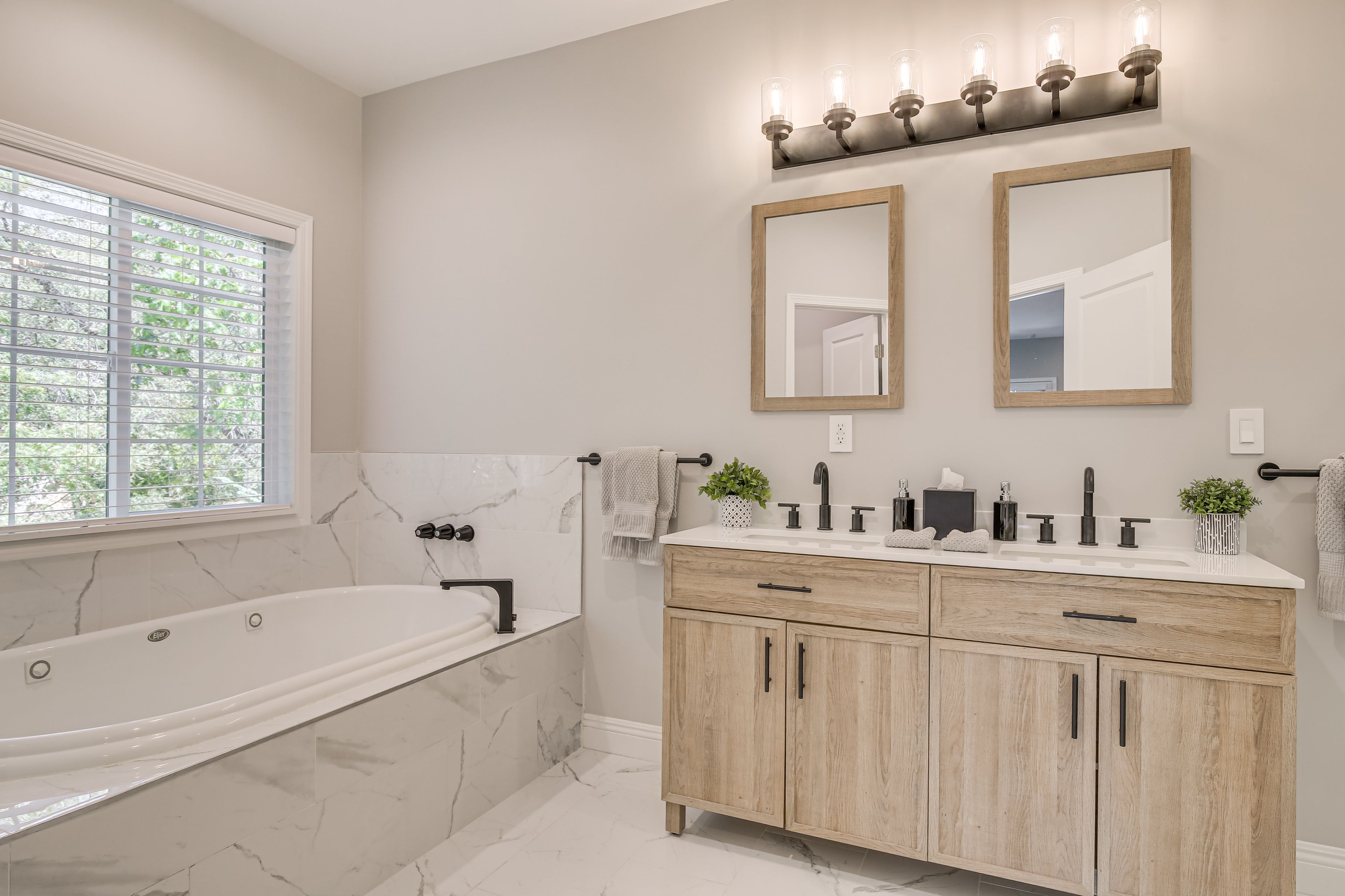 Full Bath | Towels | Hair Dryer | Upper Level