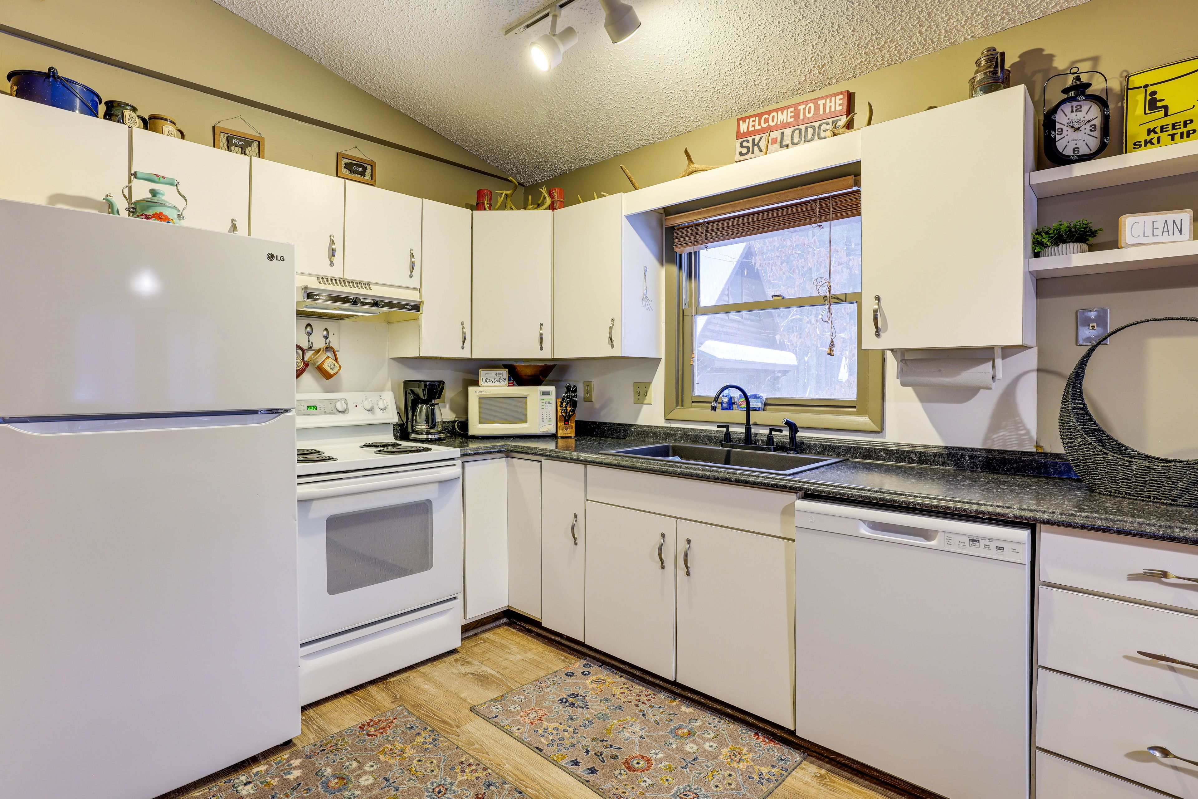 Kitchen | Main Level