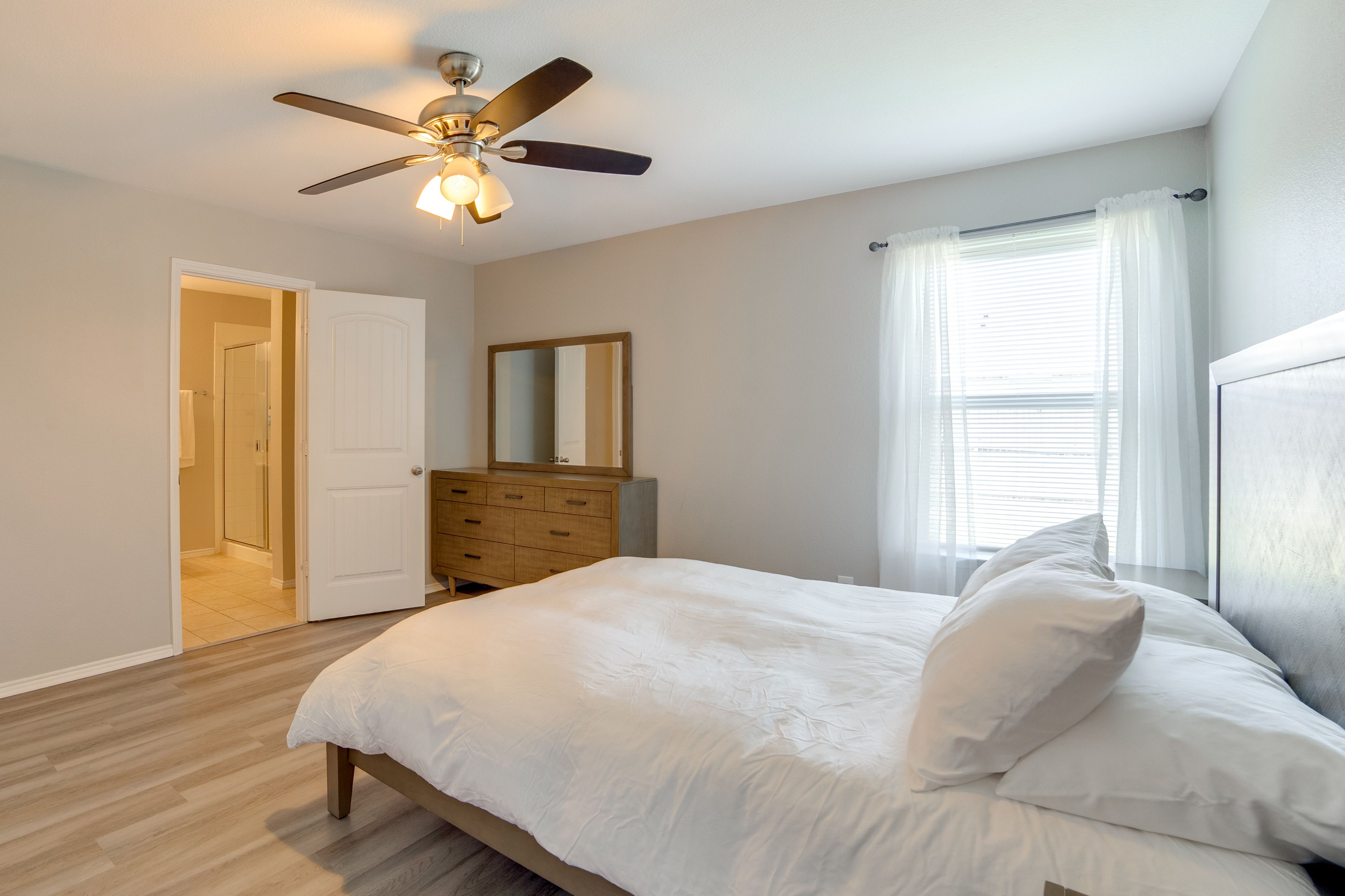 Bedroom 1 | Queen Bed