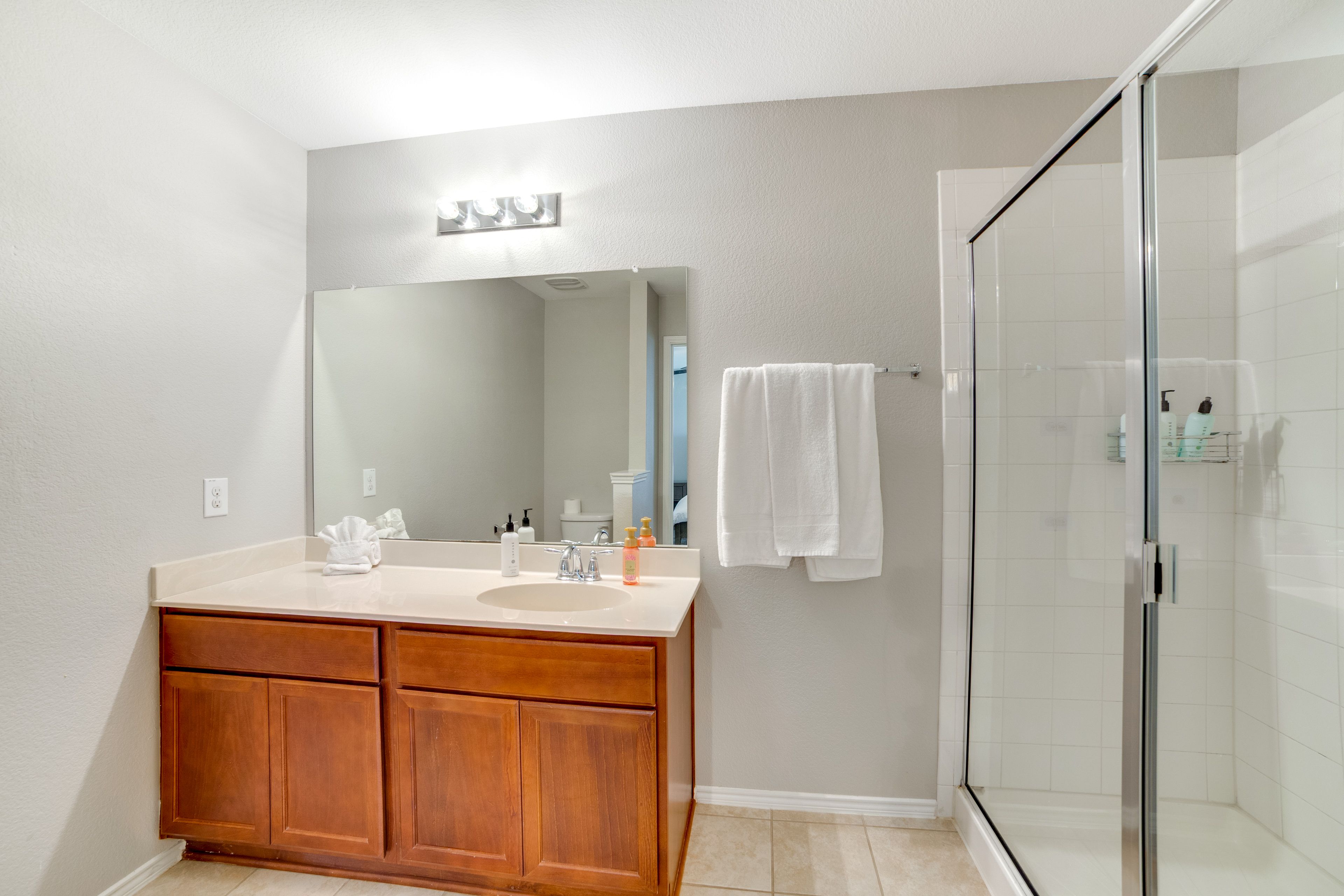 Full Bathroom | Towels Provided