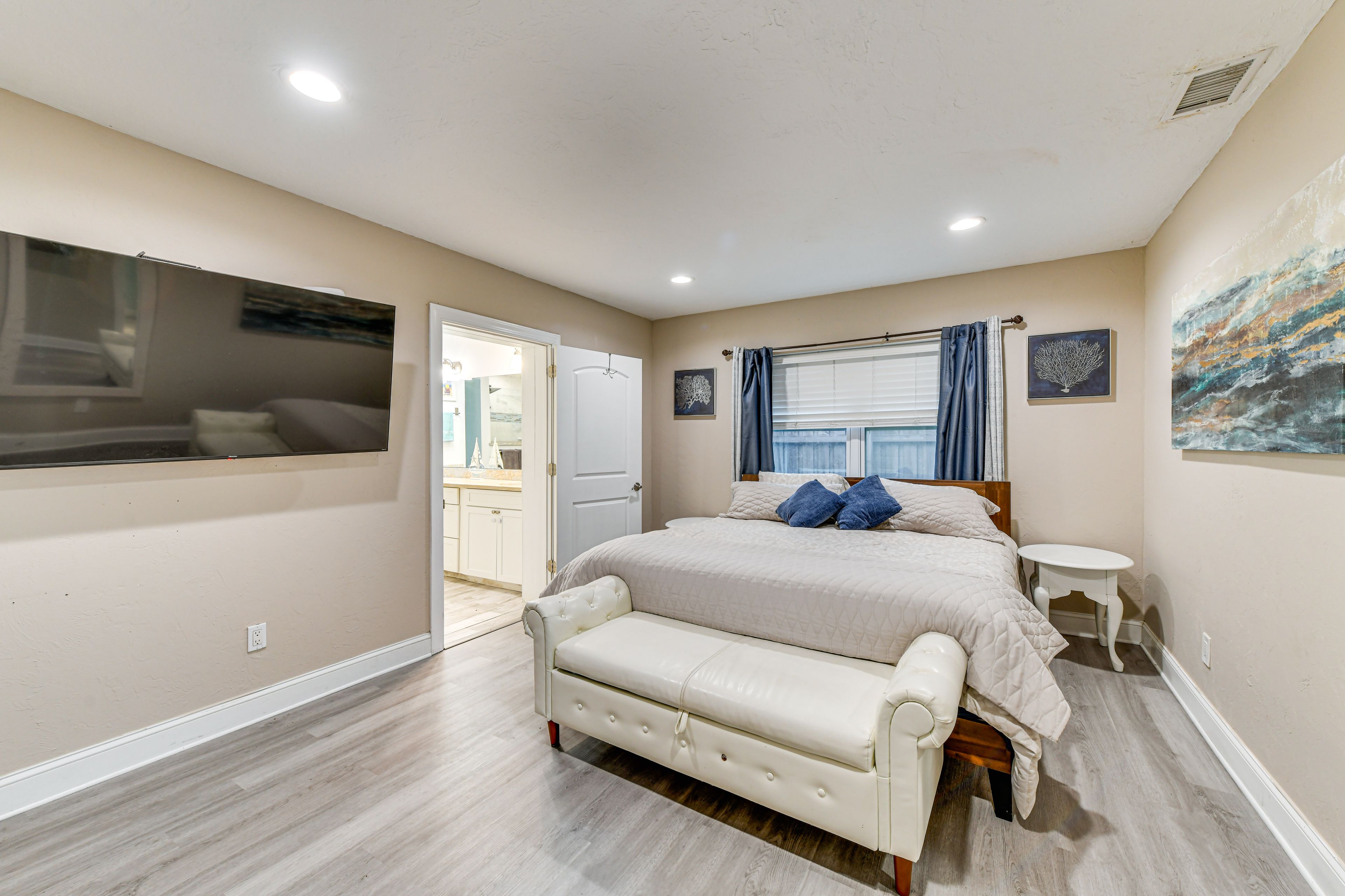 Bedroom 1 | King Bed | En-Suite Bathroom