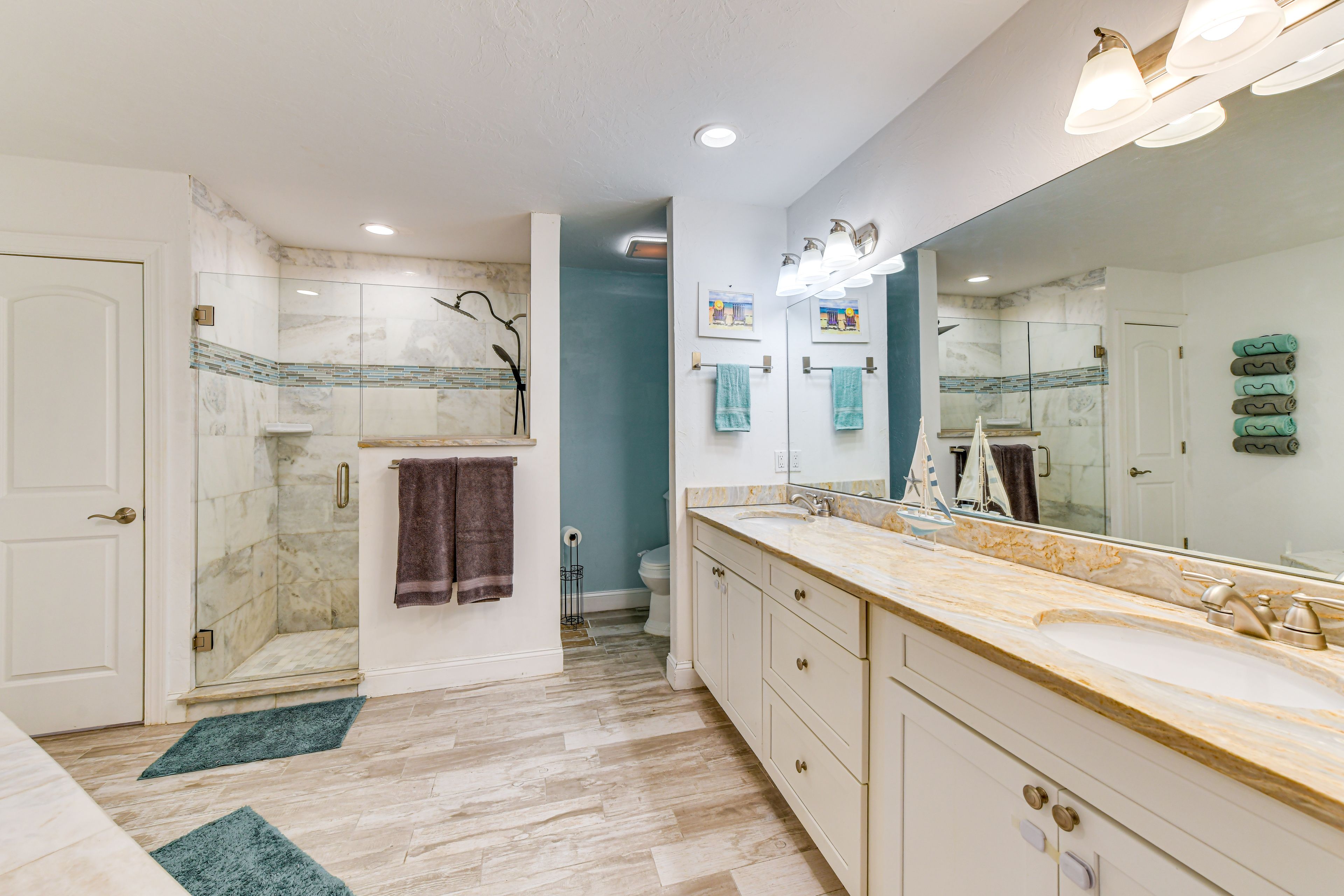 Full Bathroom | Towels Provided