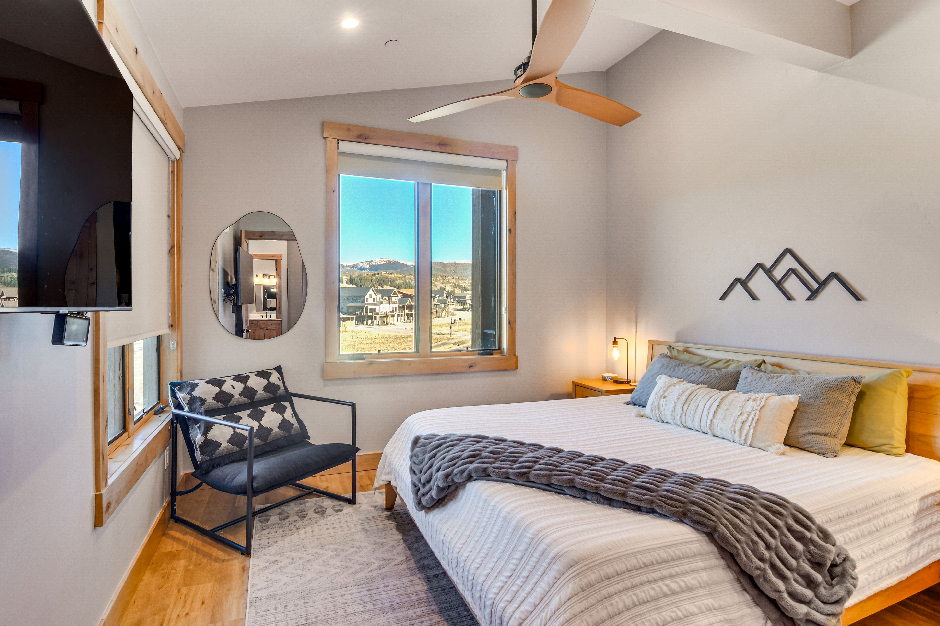 Bedroom 2 | King Bed | Smart TV | Casper Mattress