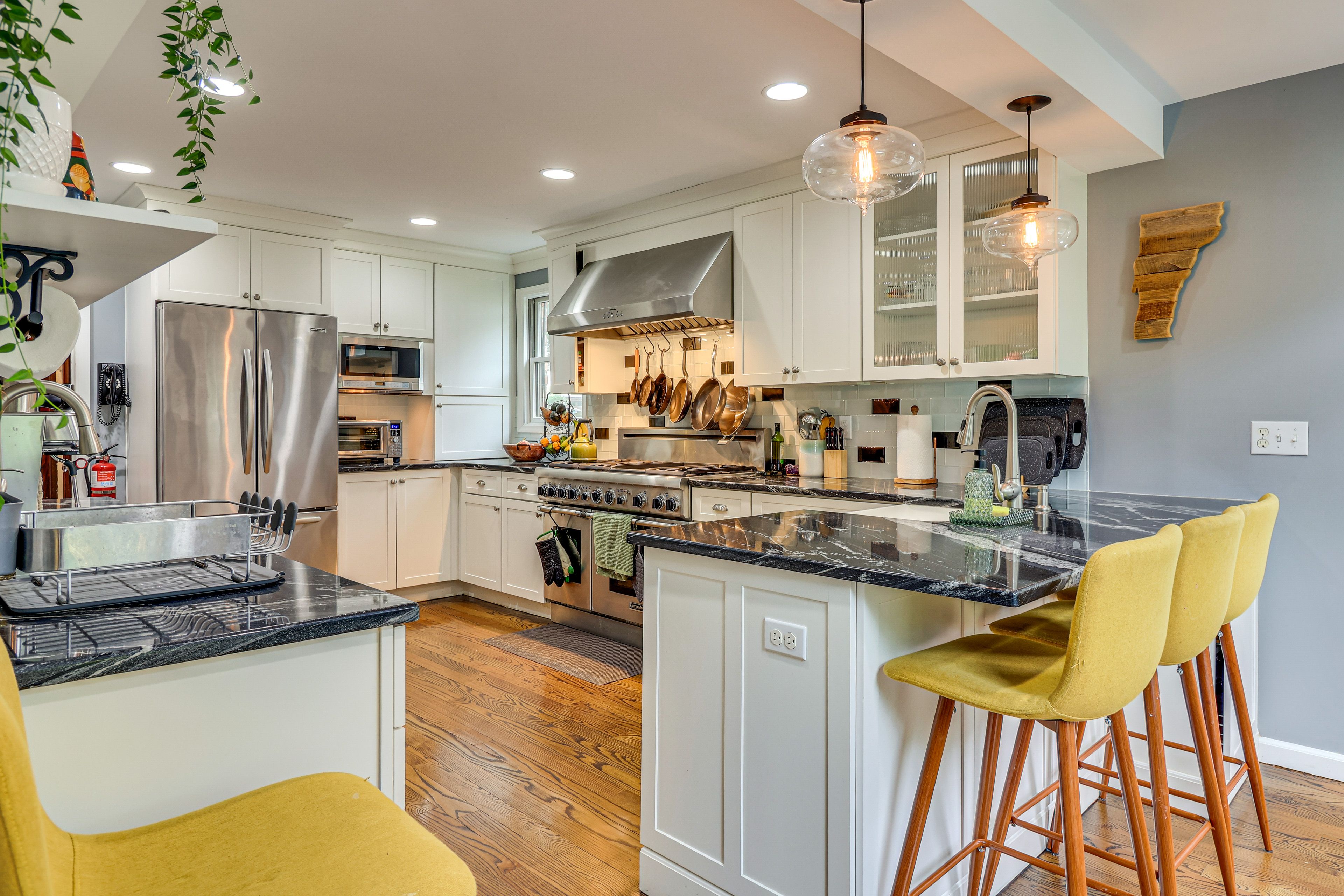 Kitchen | Breakfast Bar | Stove/Oven