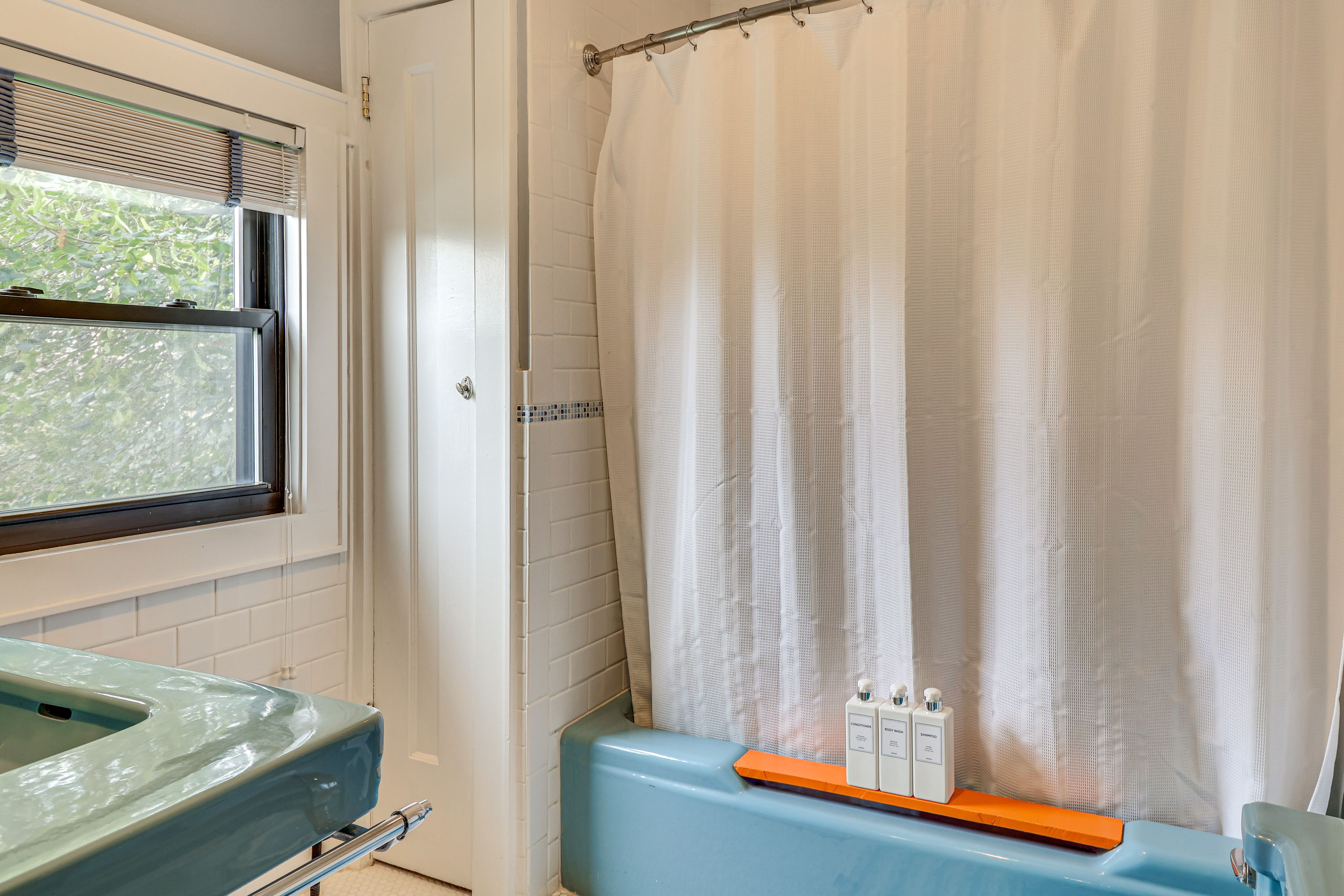 Full Bathroom | 2nd Floor