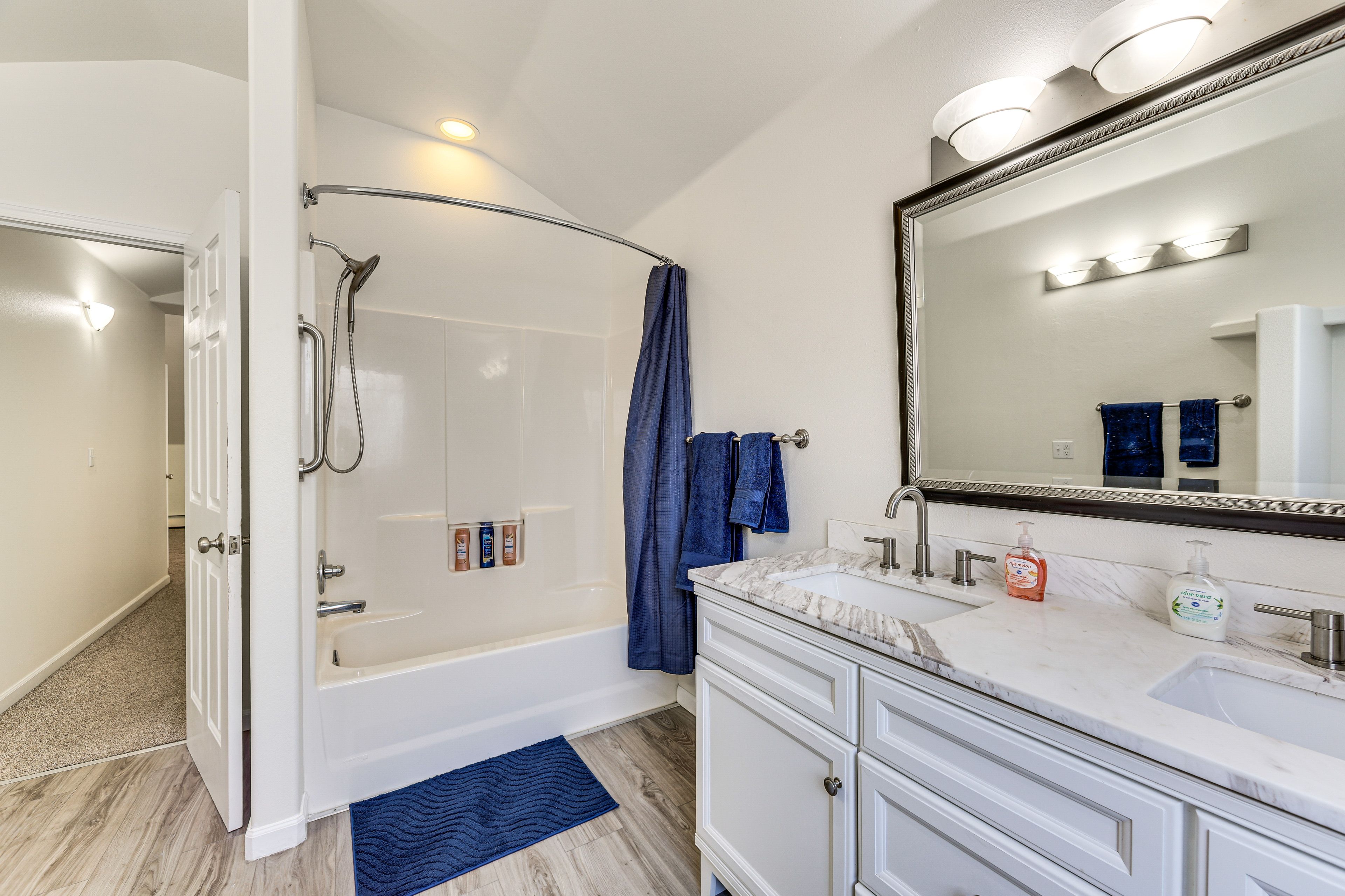 Full Bath | Towels | Hair Dryer | Upper Level