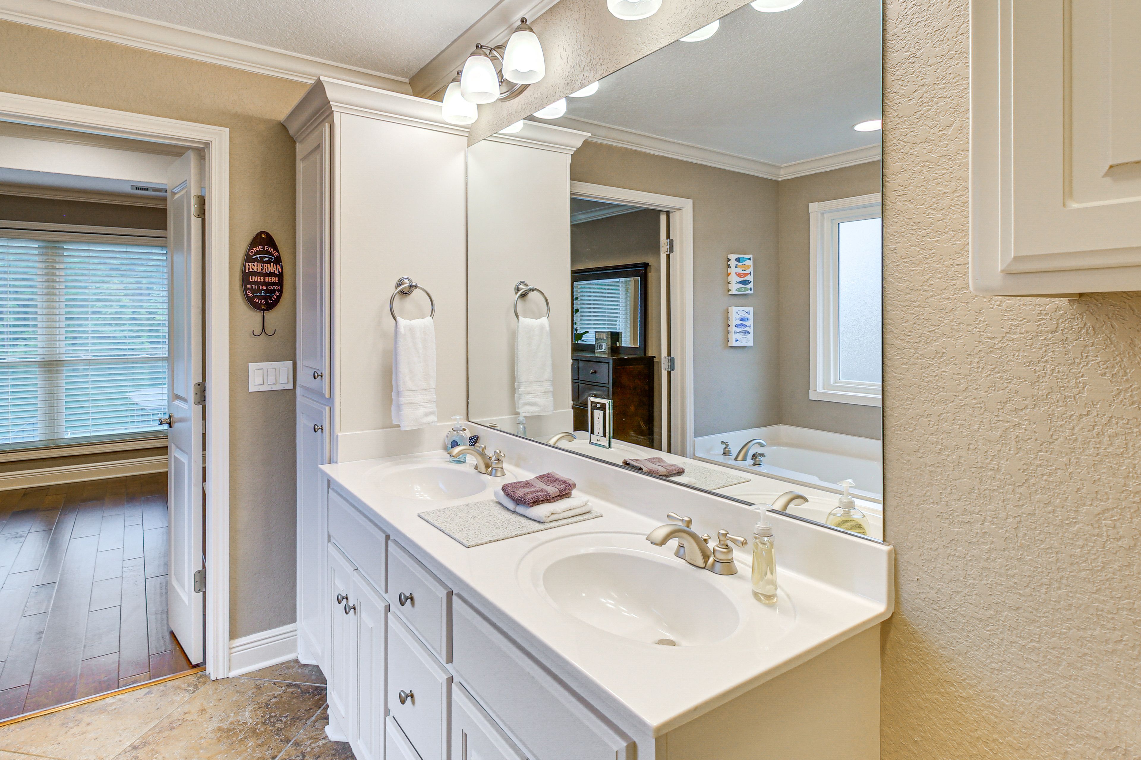 En-Suite Bathroom | Shower | Bathtub | 2nd Floor