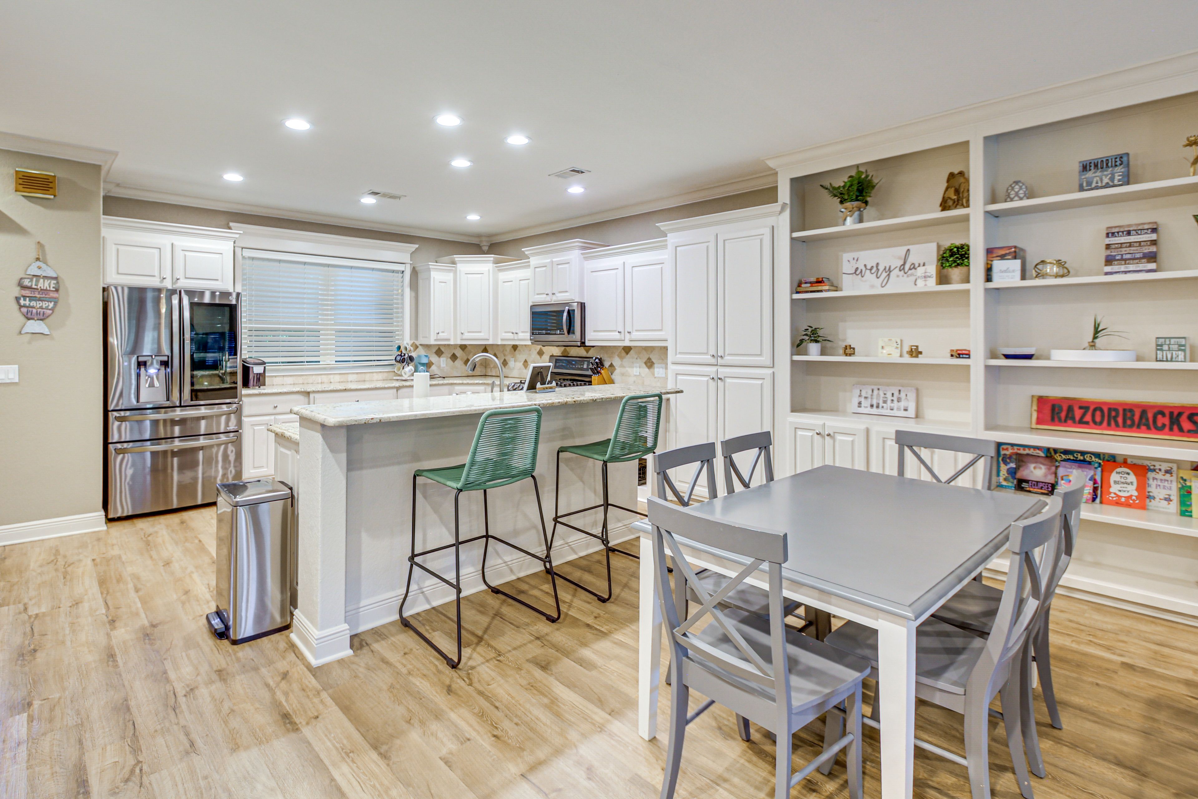 Dining Area | Dishware/Flatware Provided | 1st Floor