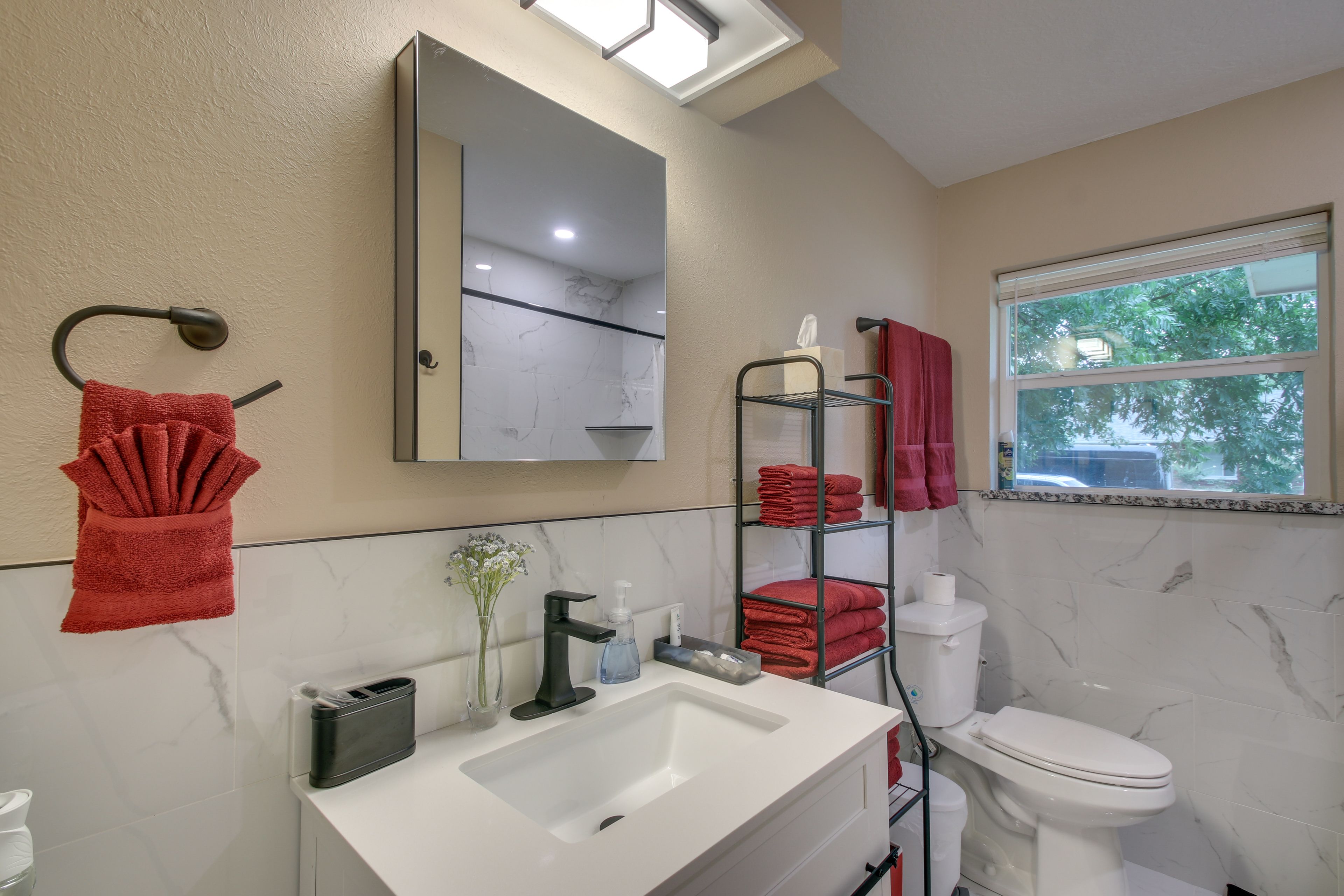 Full Bathroom | Towels Provided