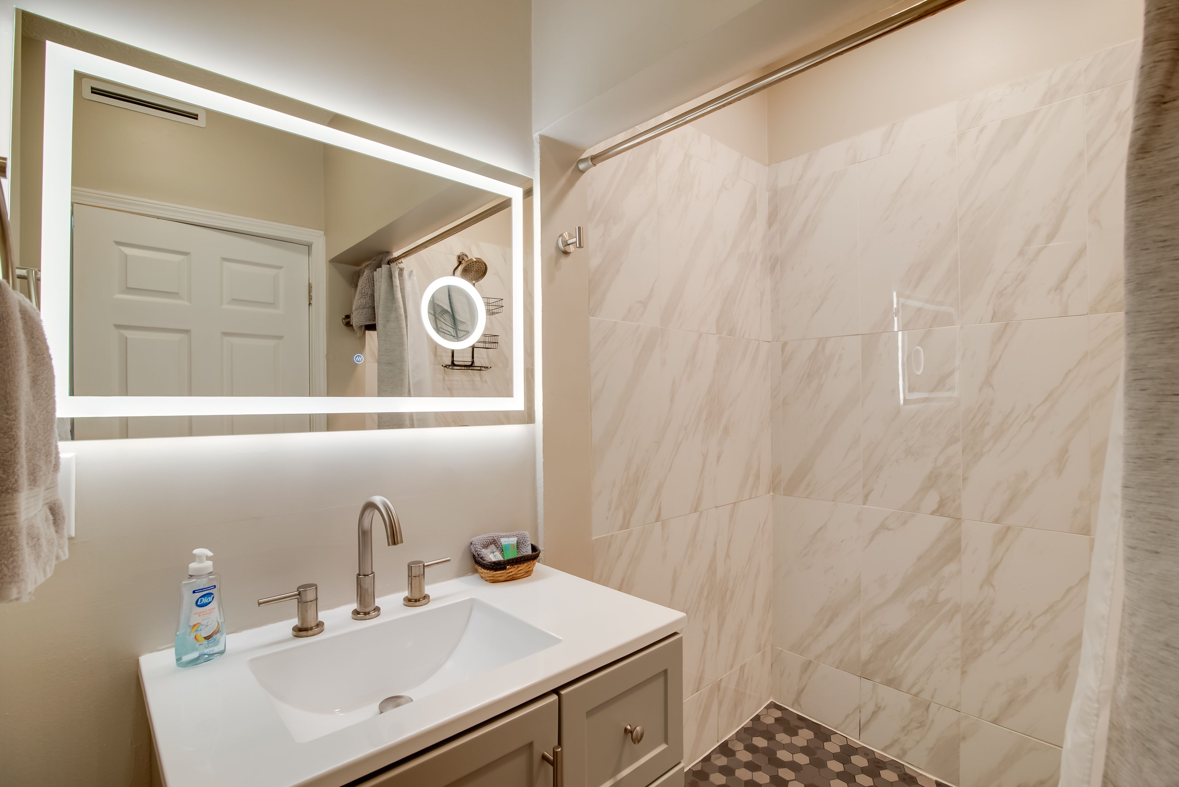 Full Bathroom | 1st Floor | Towels Provided | Complimentary Toiletries