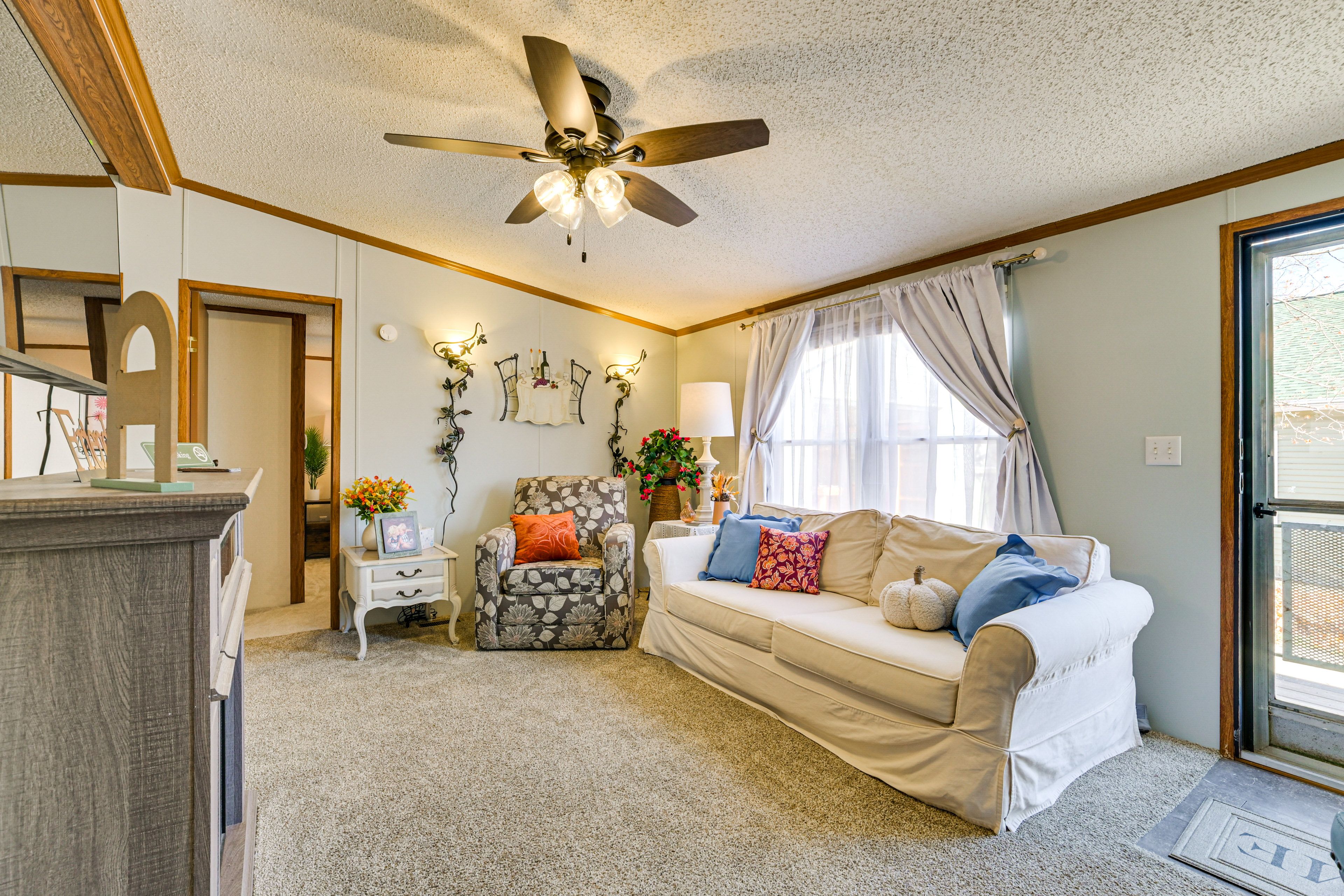 Living Room | Free WiFi | Central Heating | Window A/C Unit