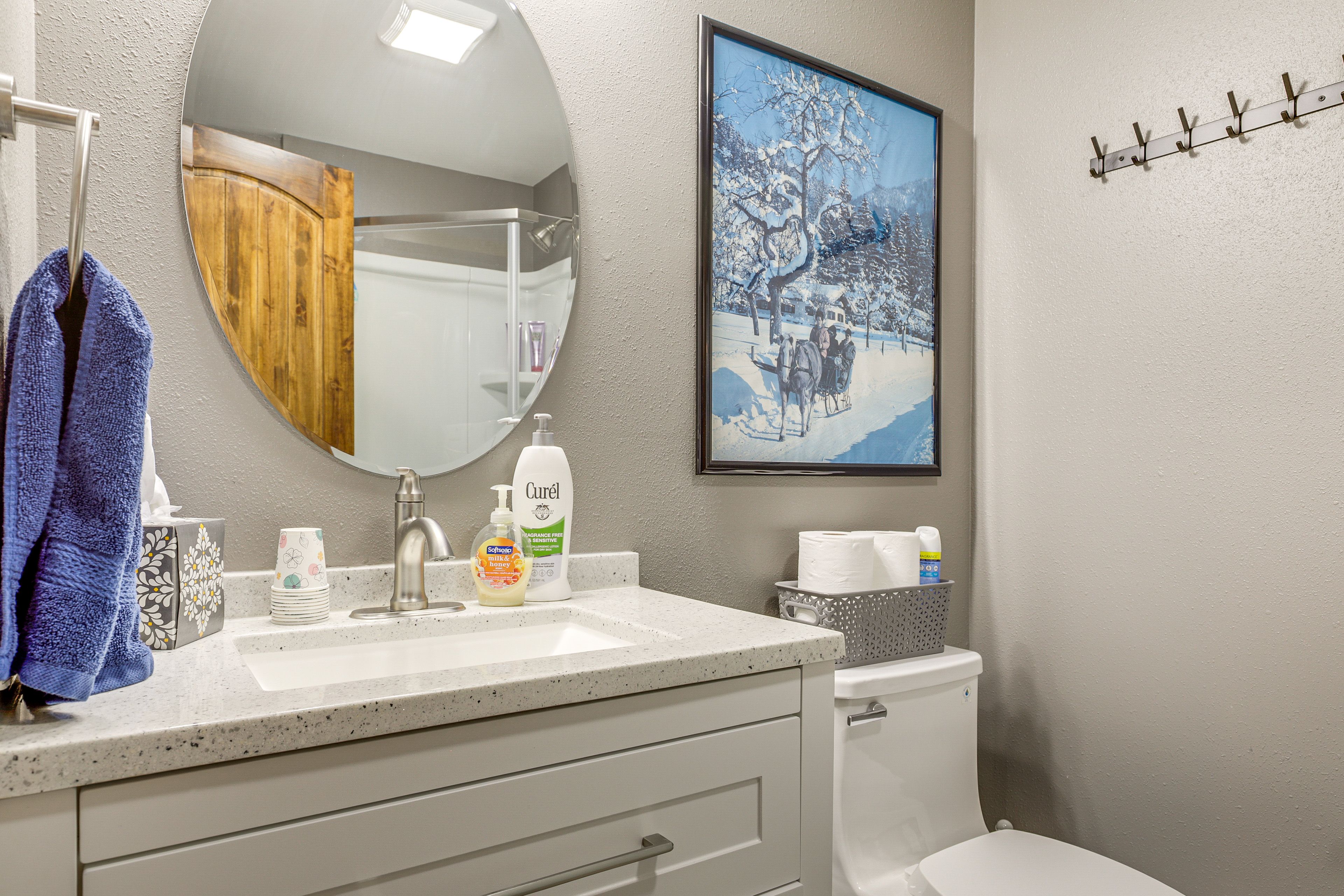 Full Bathroom | Towels Provided