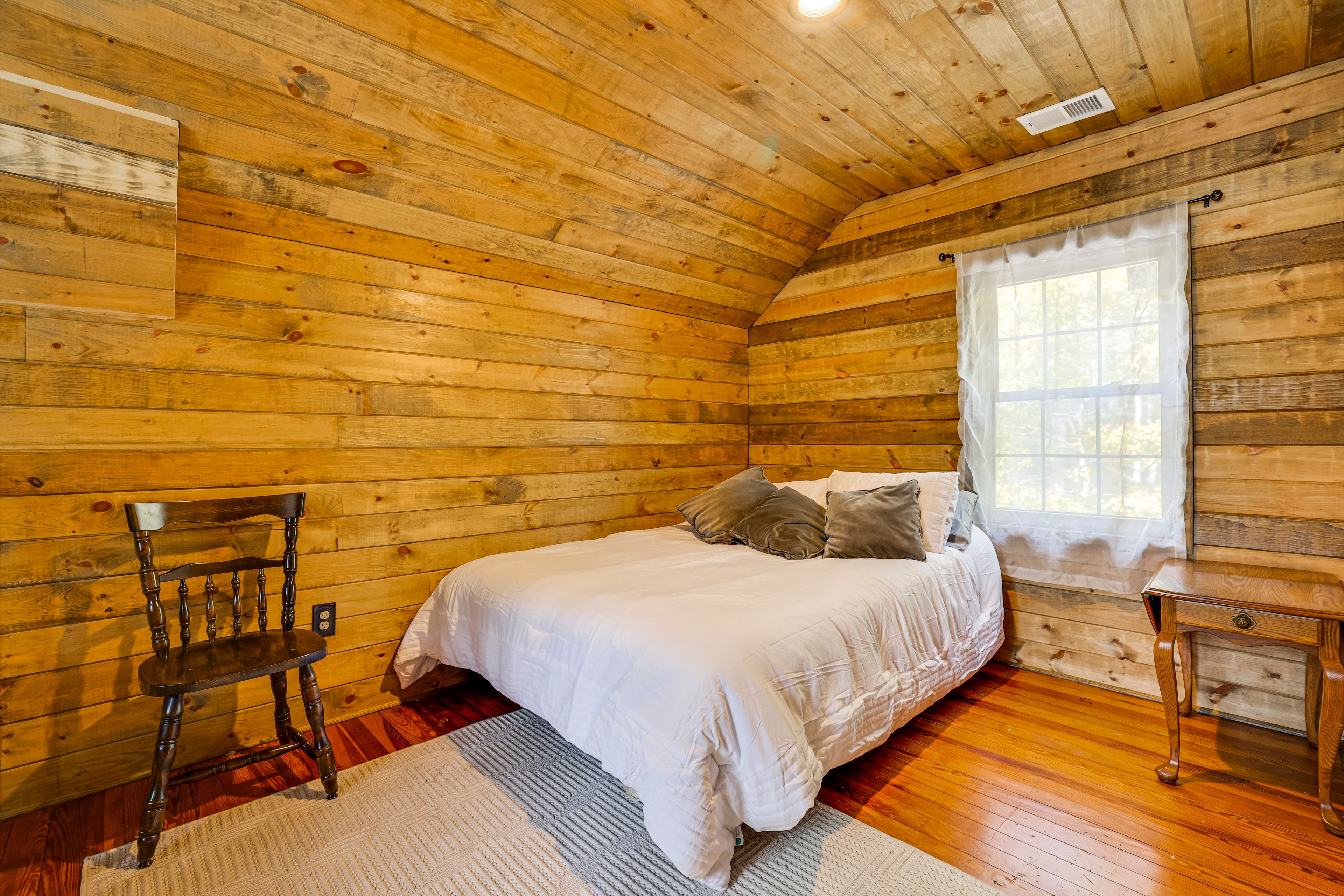Loft | Queen Bed | 2nd Floor