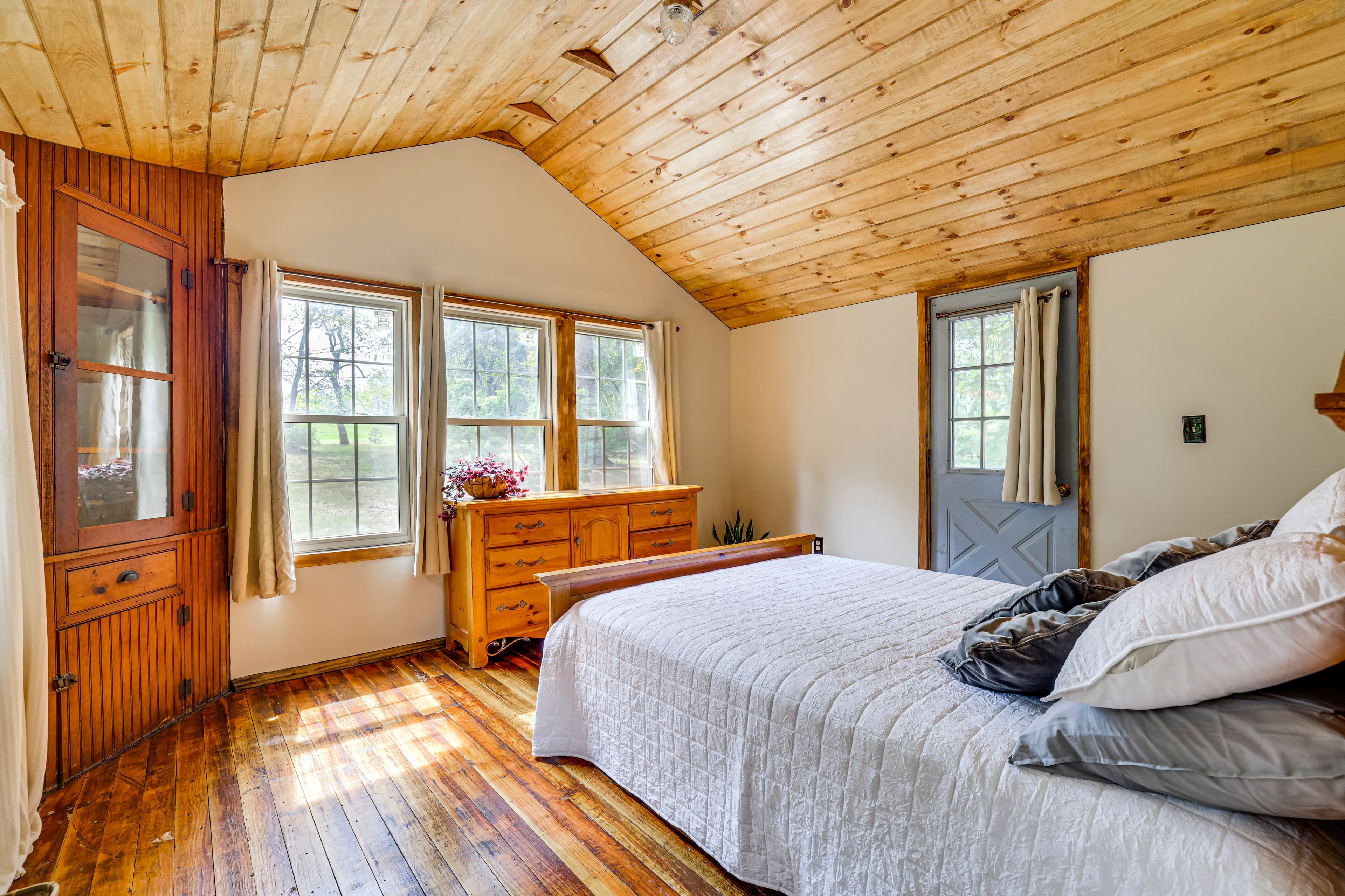 Bedroom 2 | Queen Bed | 1st Floor
