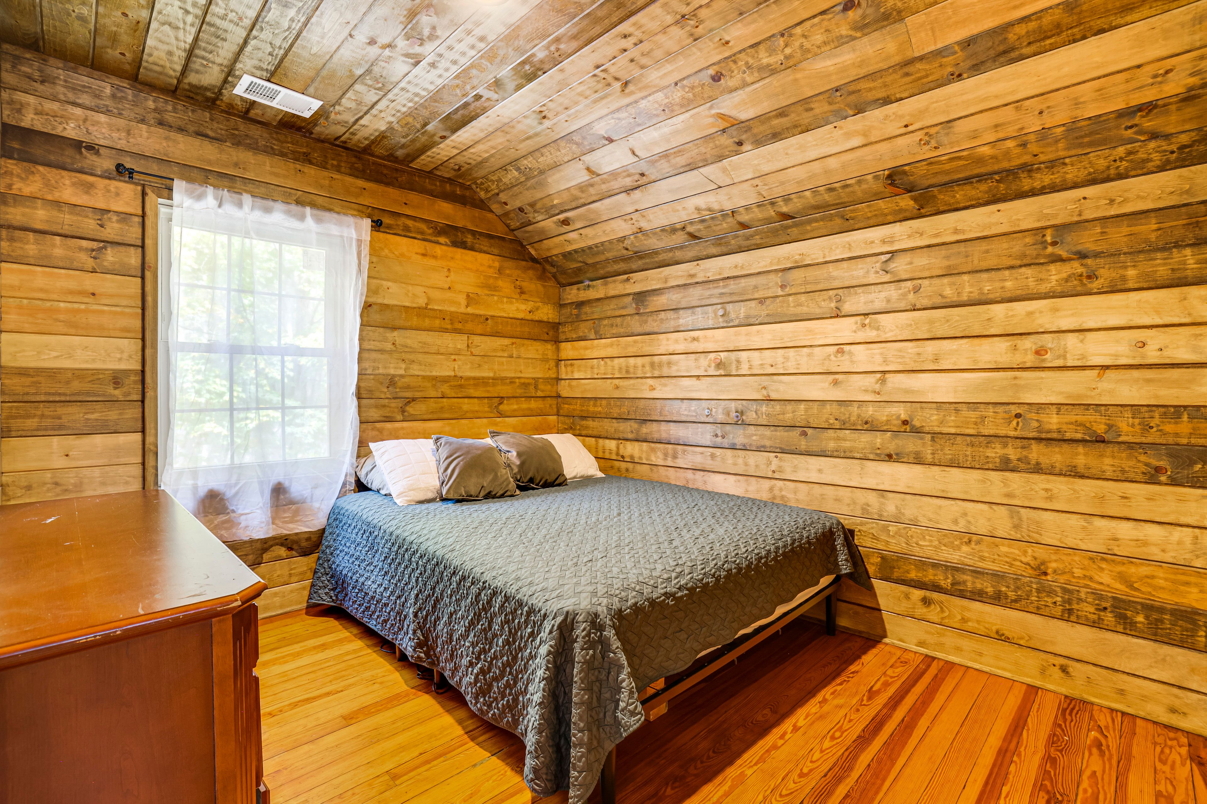 Bedroom 3 | Queen Bed | 2nd Floor