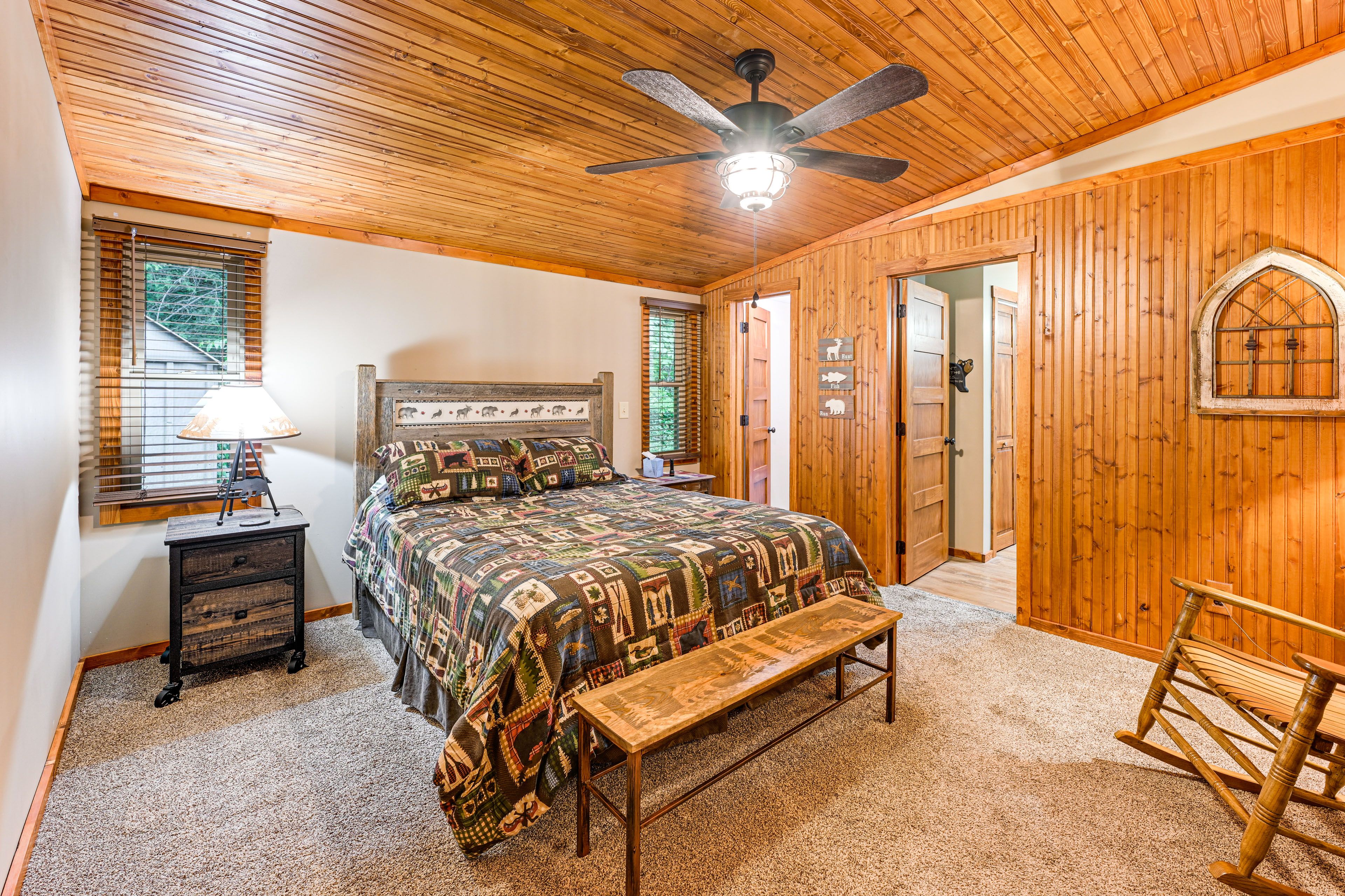 Bedroom 1 | Queen Bed