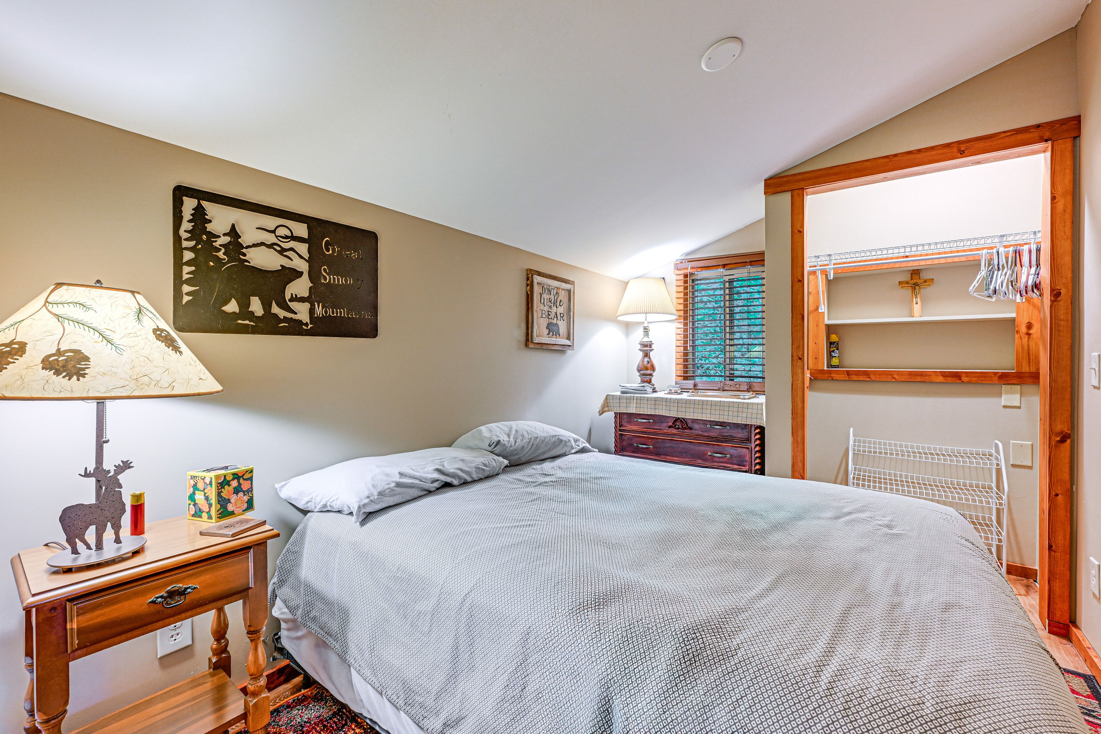 Bedroom 2 | Queen Bed