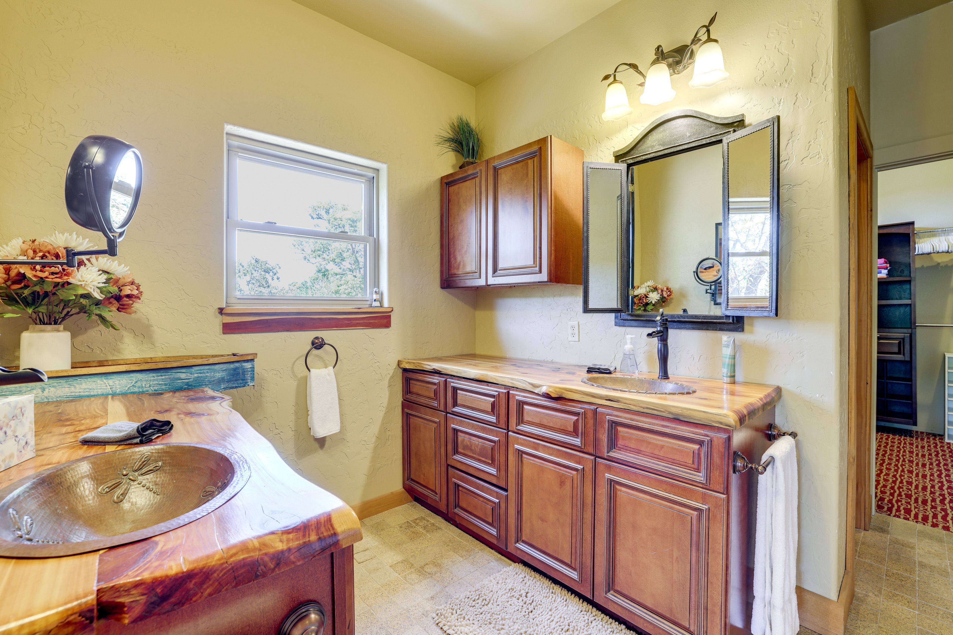 En-Suite Bathroom | Main Level | Walk-In Closet | Towels Provided