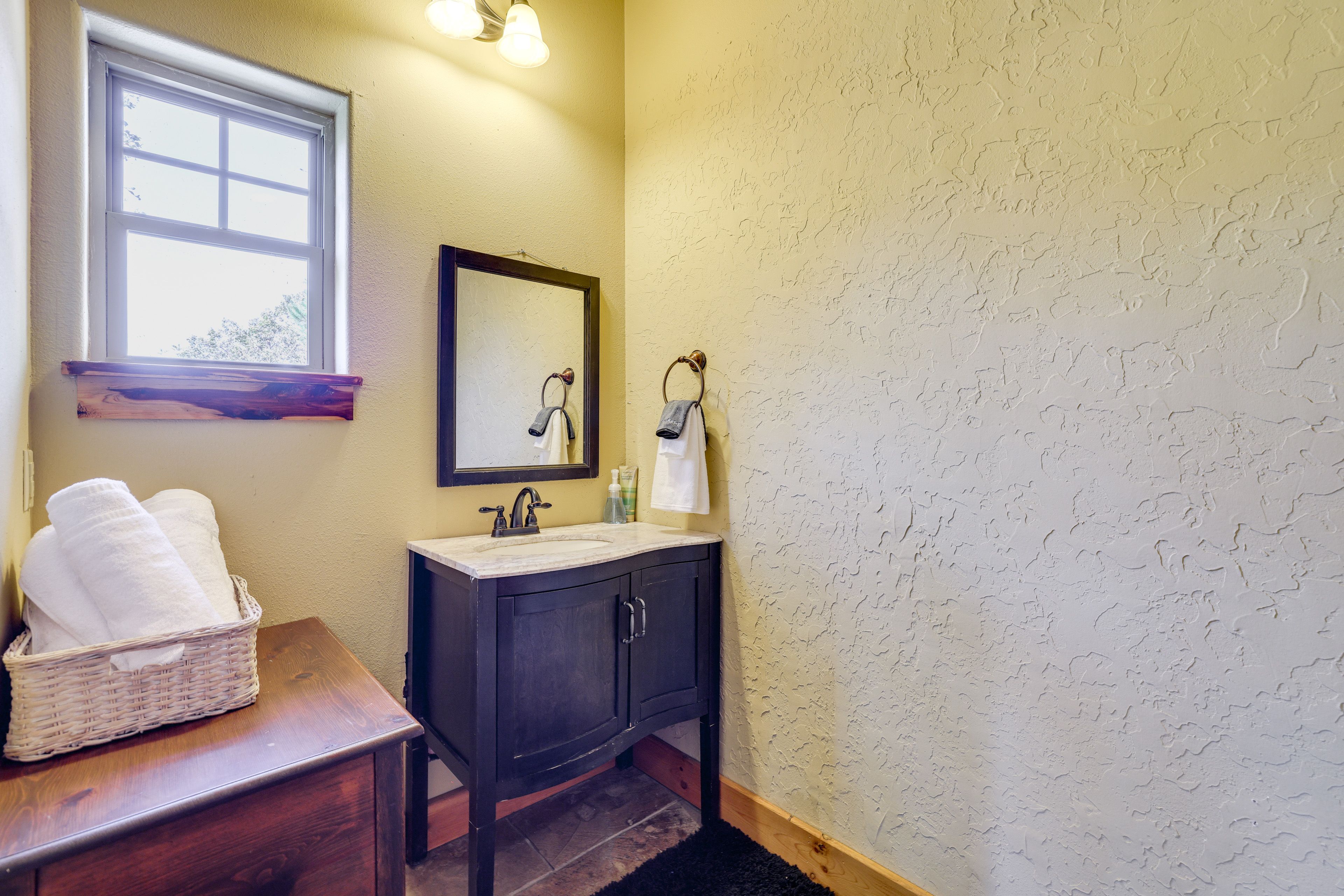 En-Suite Bathroom | Lower Level | Complimentary Toiletries | Hair Dryer
