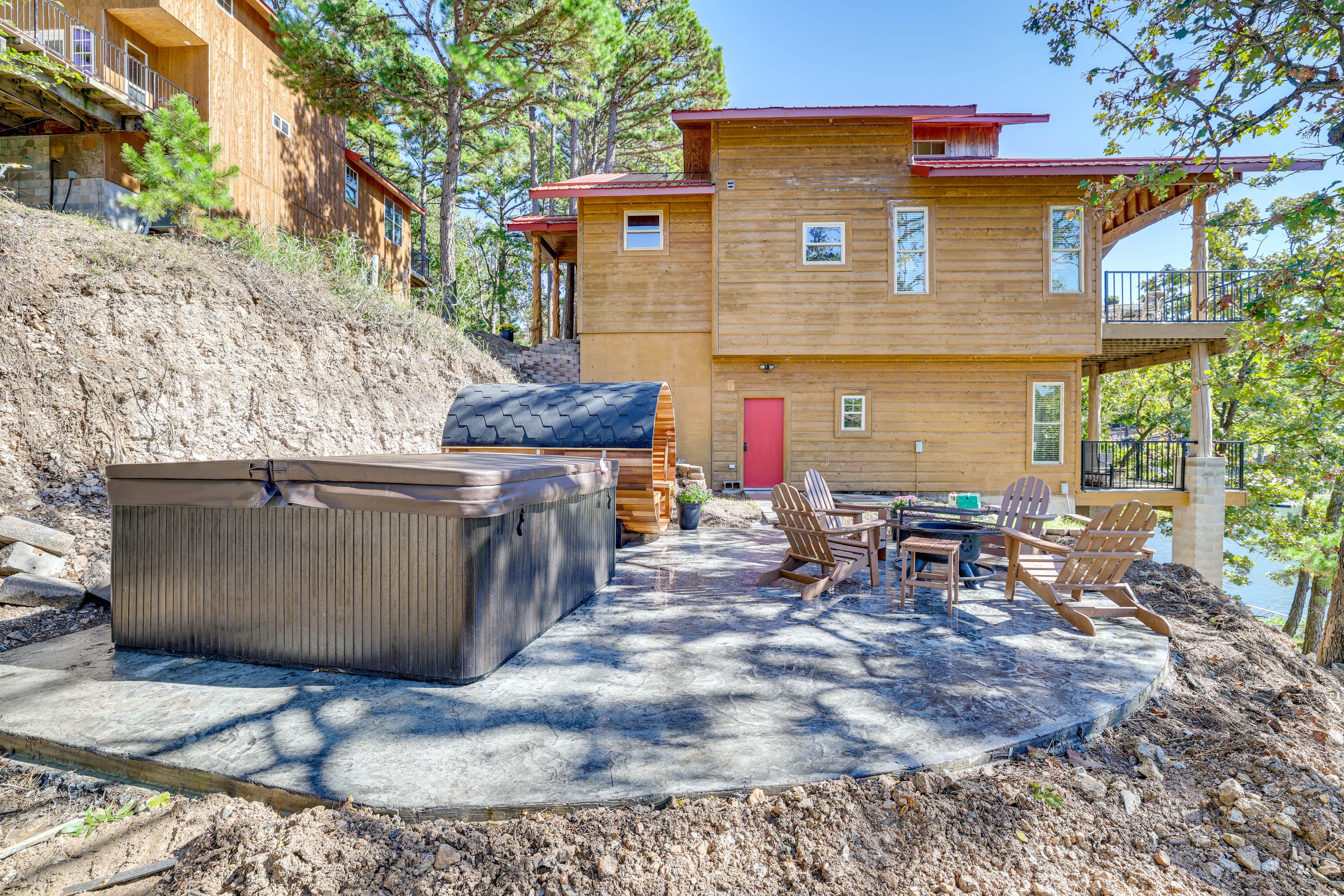 Hot Tub & Barrel Sauna | Fire Pit | 12 Mi to Grand Cherokee Golf Course