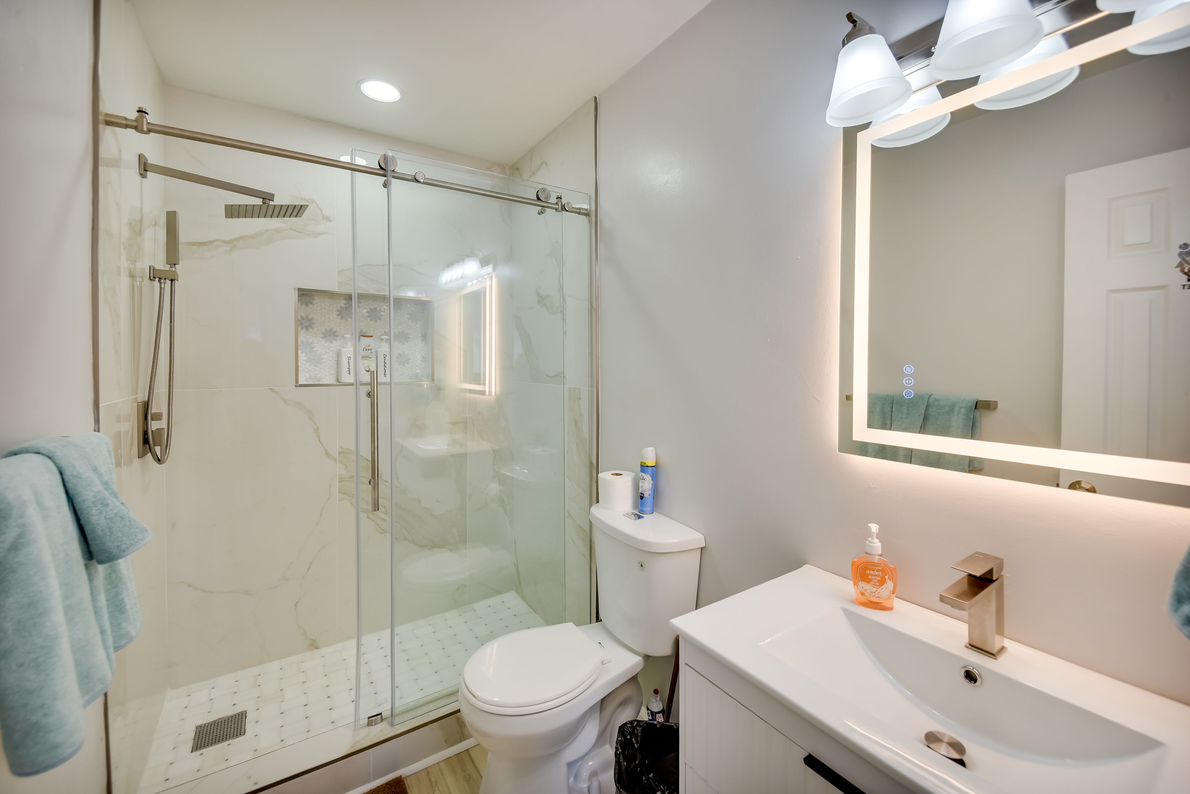Full Bathroom | 2nd Floor