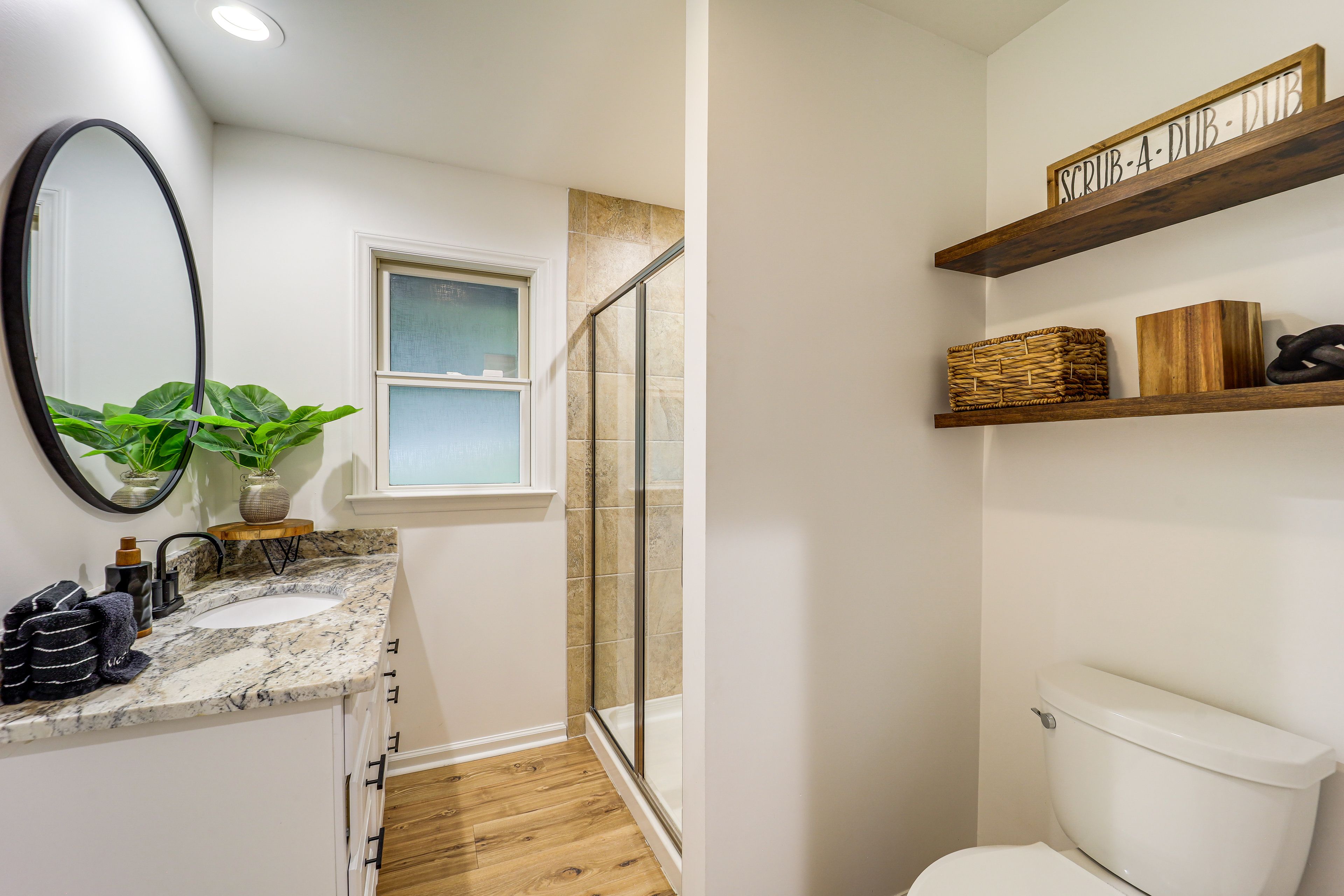 Full Bathroom | Towels Provided