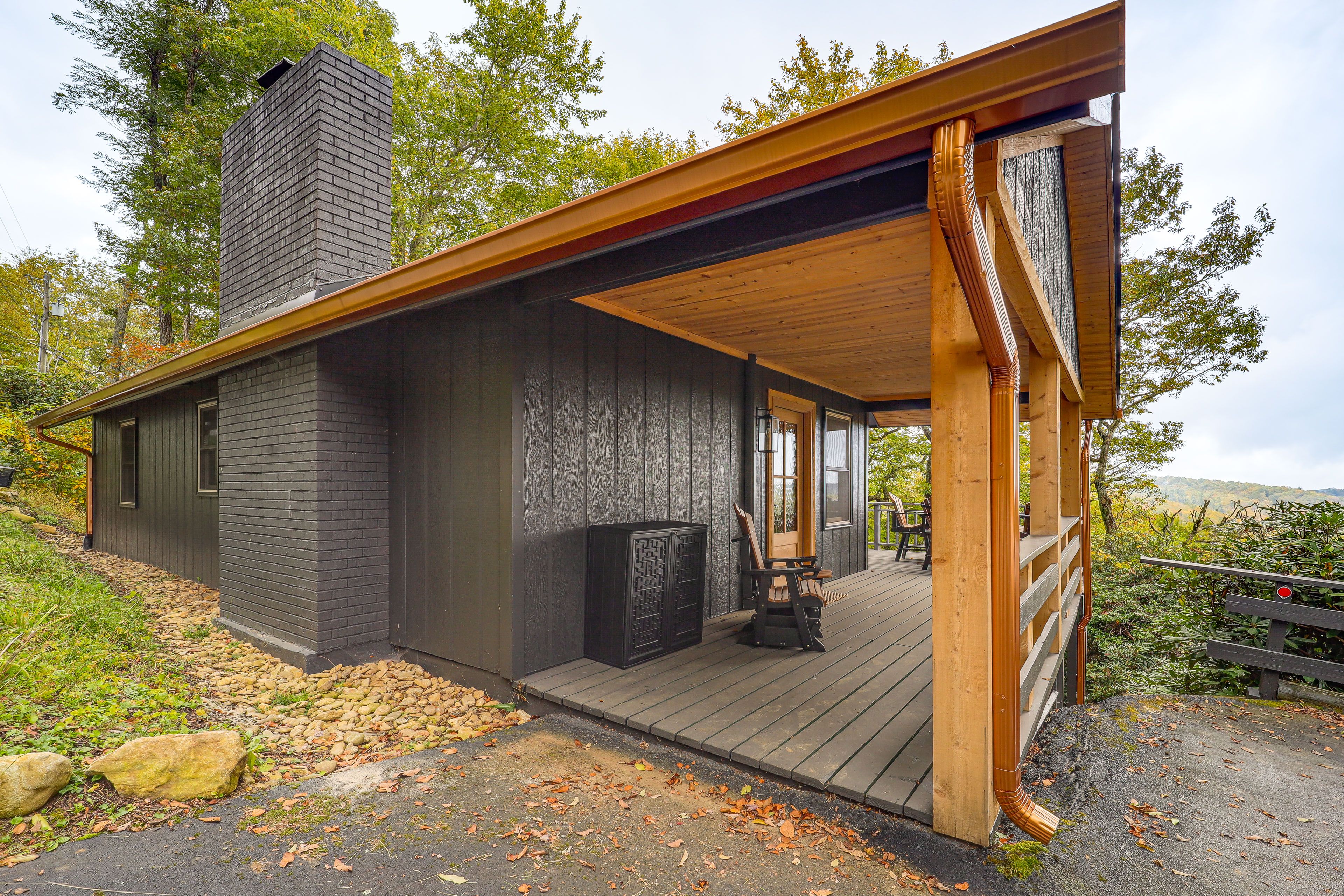 Exterior | Parking | Driveway (2 Vehicles)
