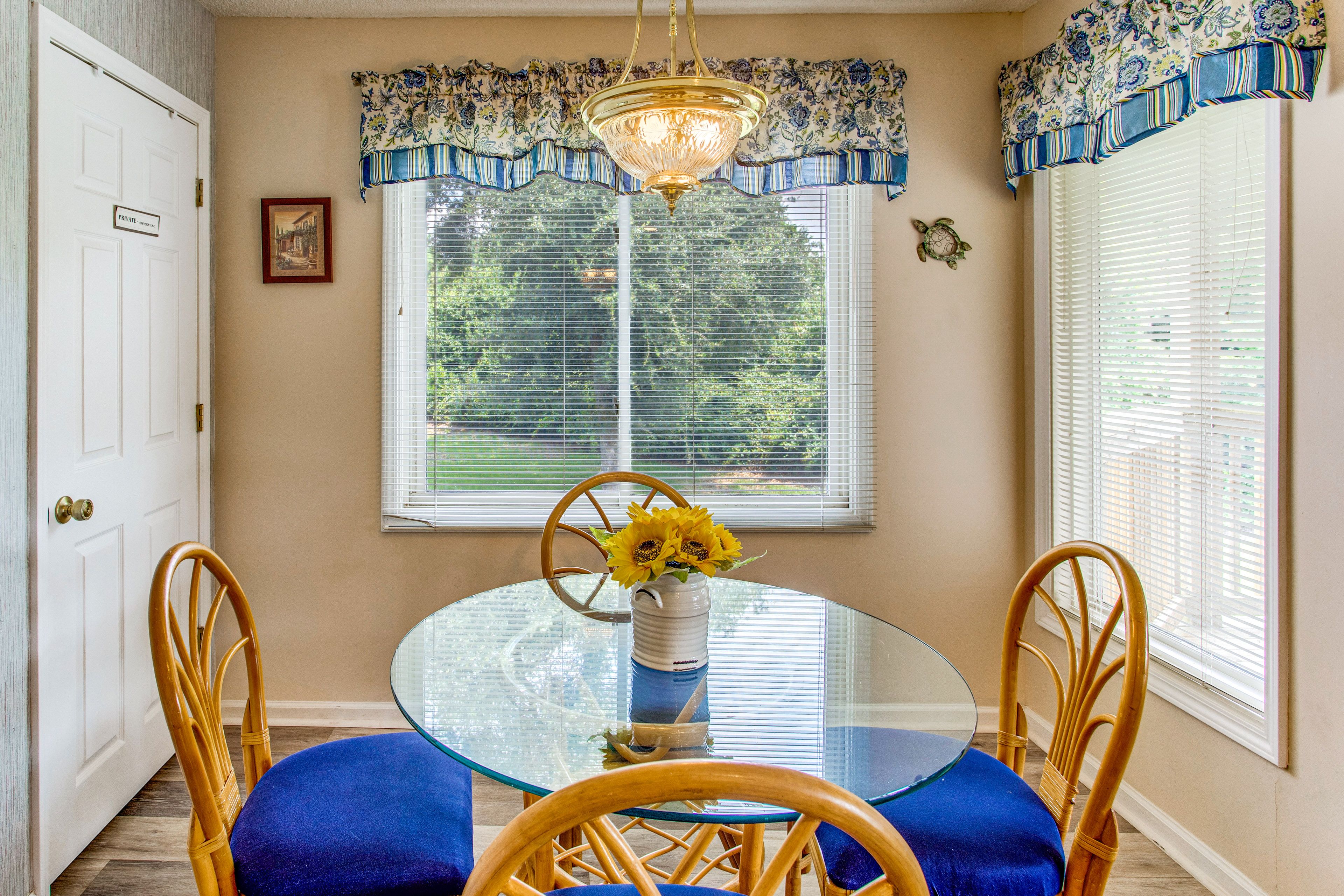 Dining Area | Dishware/Flatware Provided