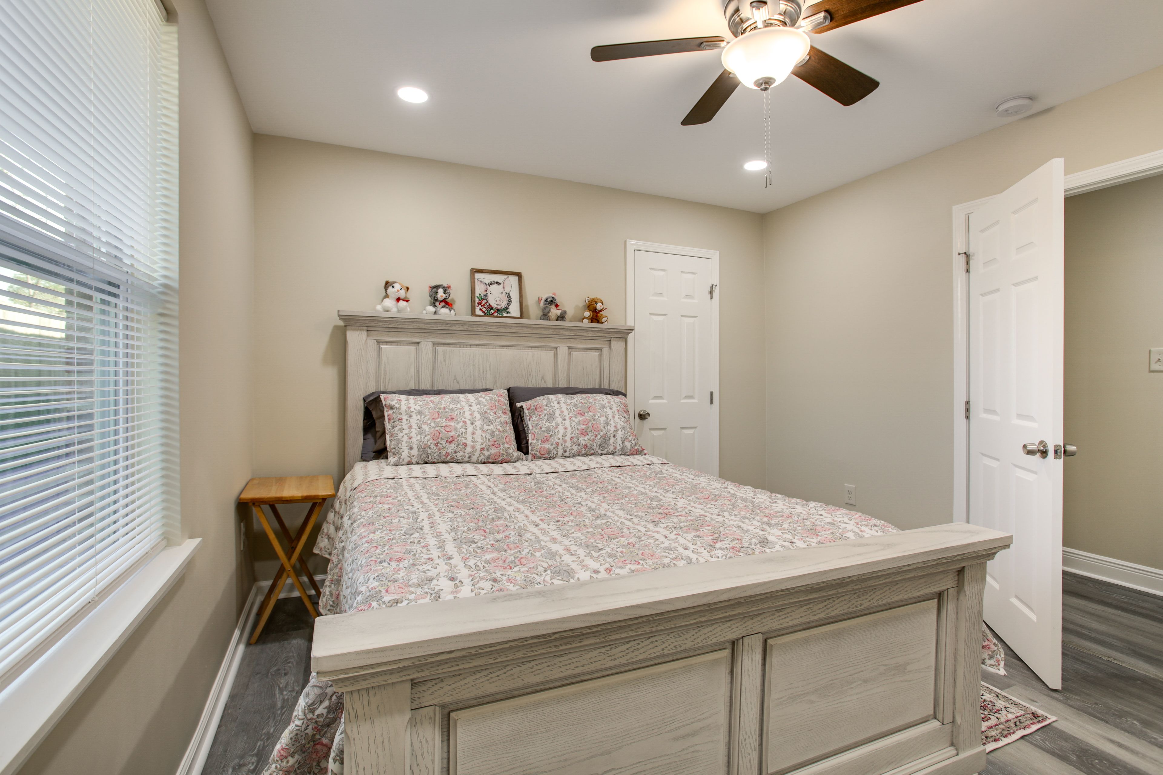 Bedroom 1 | Queen Bed