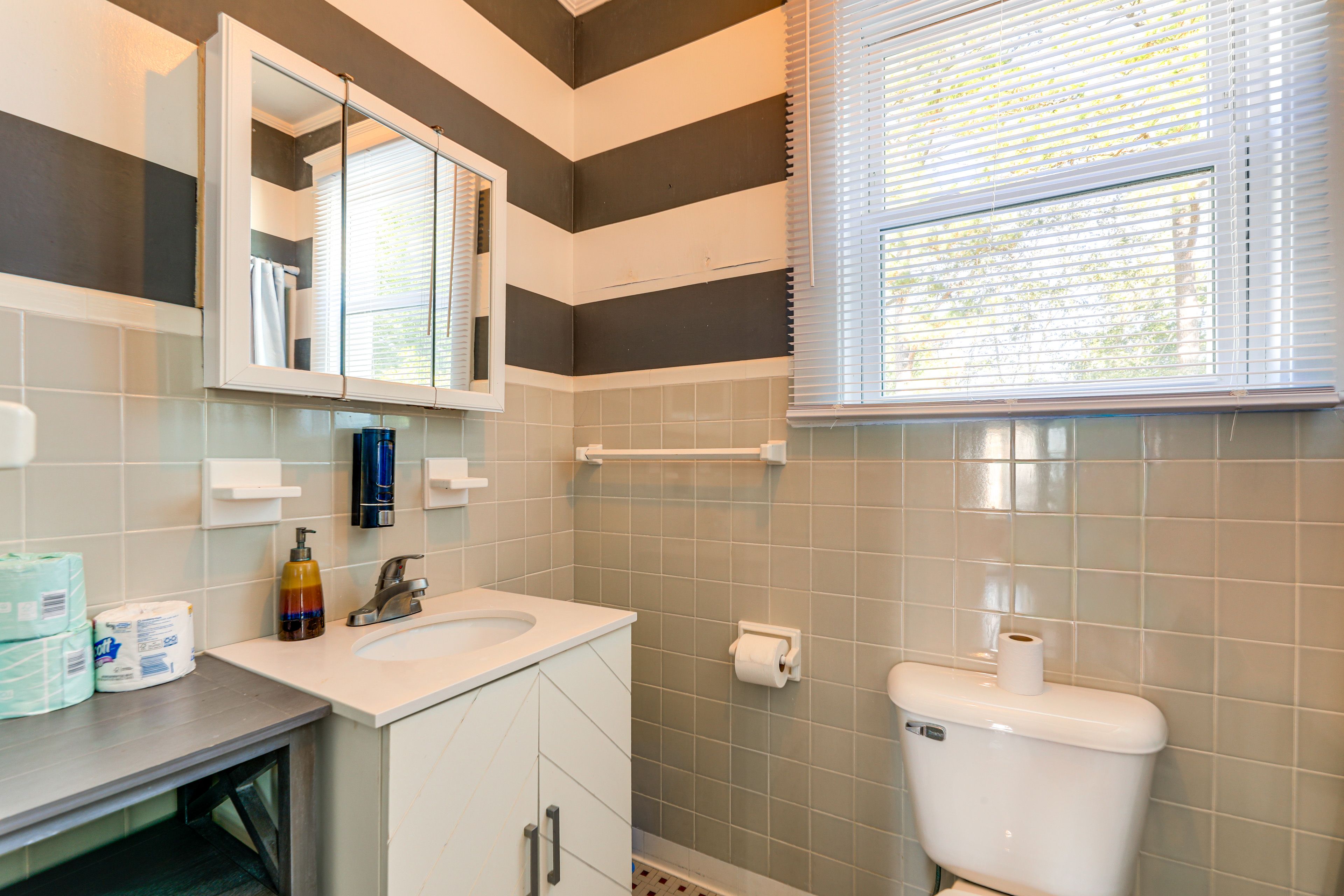 Full Bathroom | 2nd Floor | Complimentary Toiletries