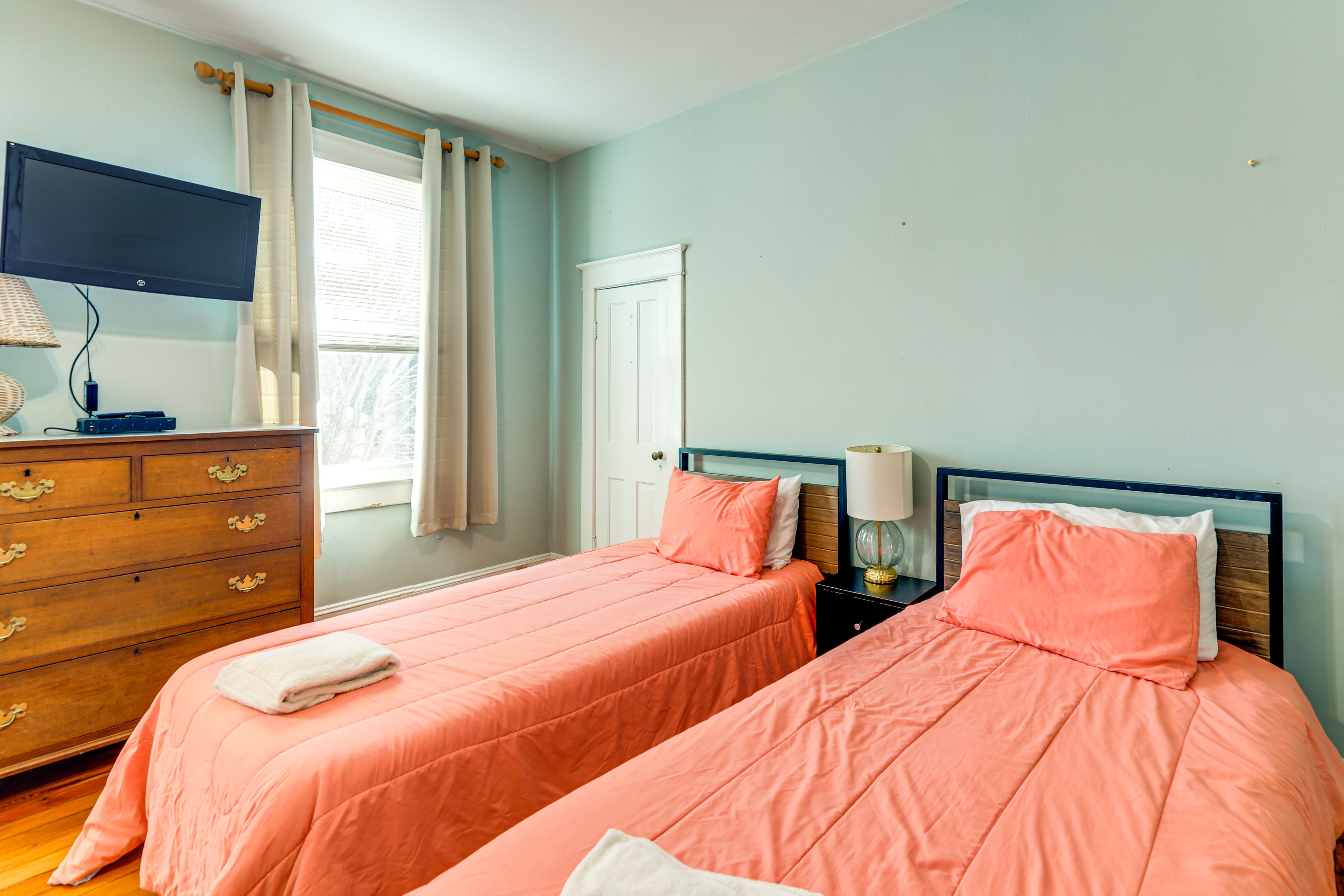 Bedroom 3 | 2nd Floor | 2 Twin Beds | Flat-Screen TV