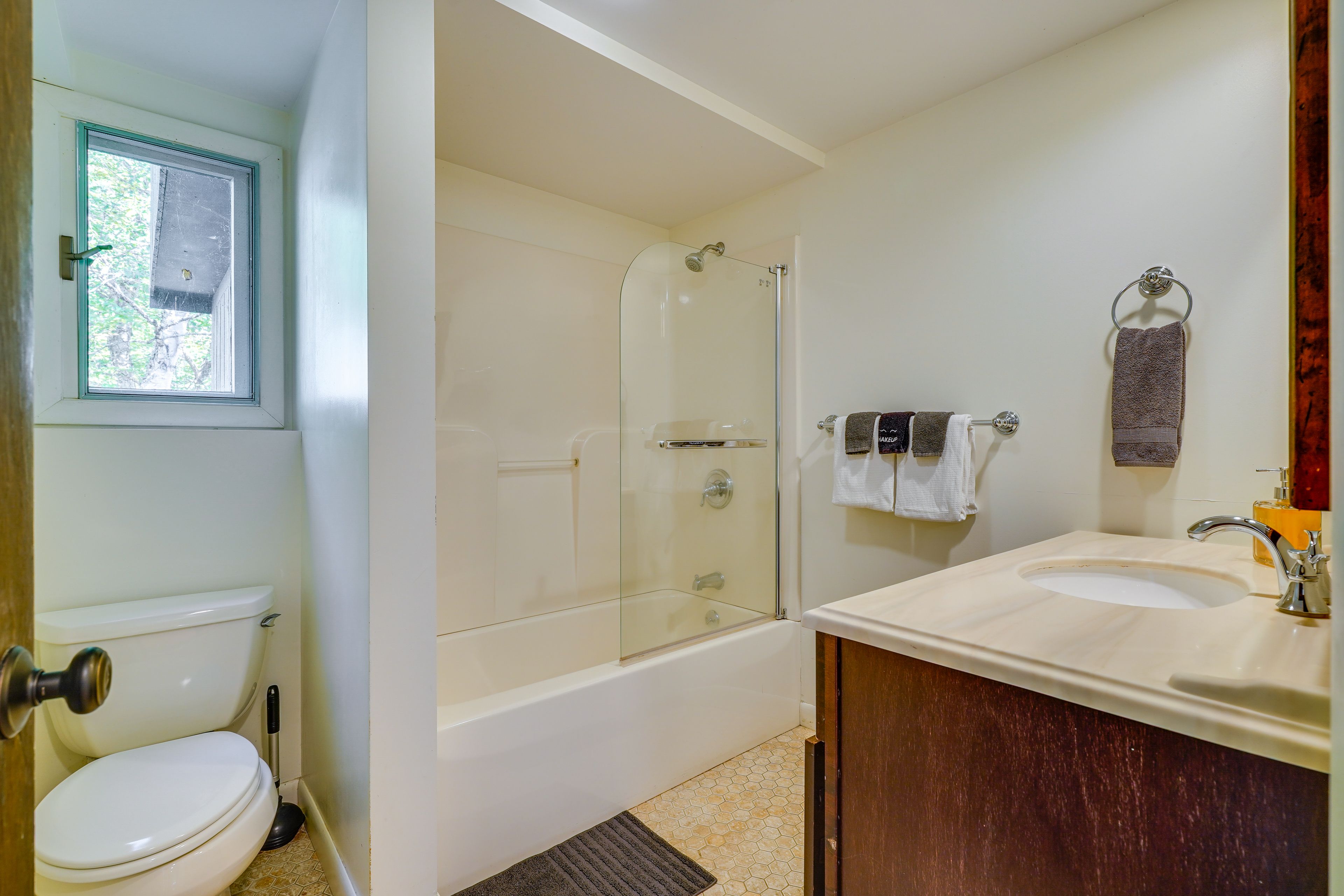 Full Bath | Towels | Hair Dryer | 1st Floor