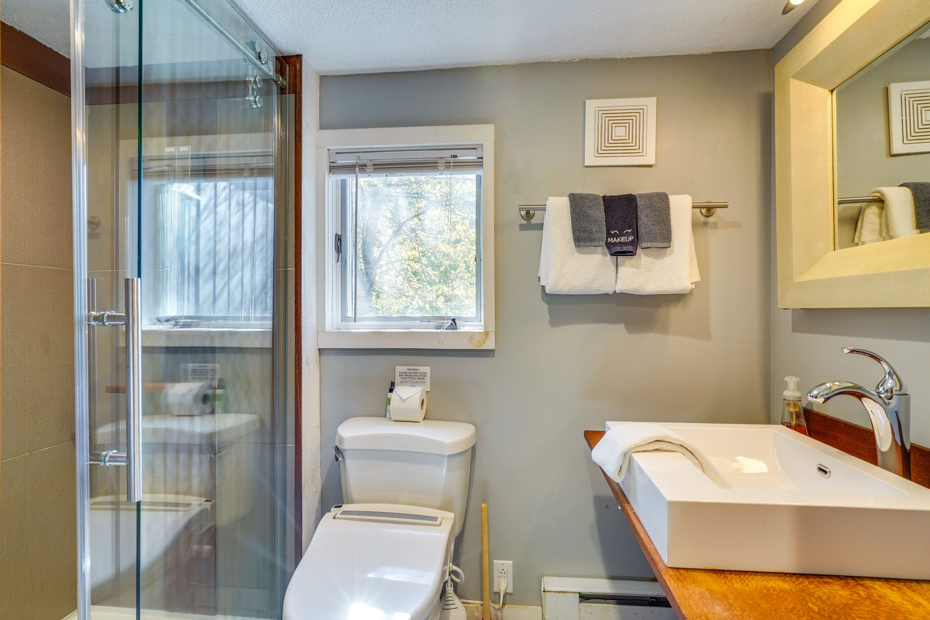 Full Bath | Towels | Hair Dryer | 1st Floor