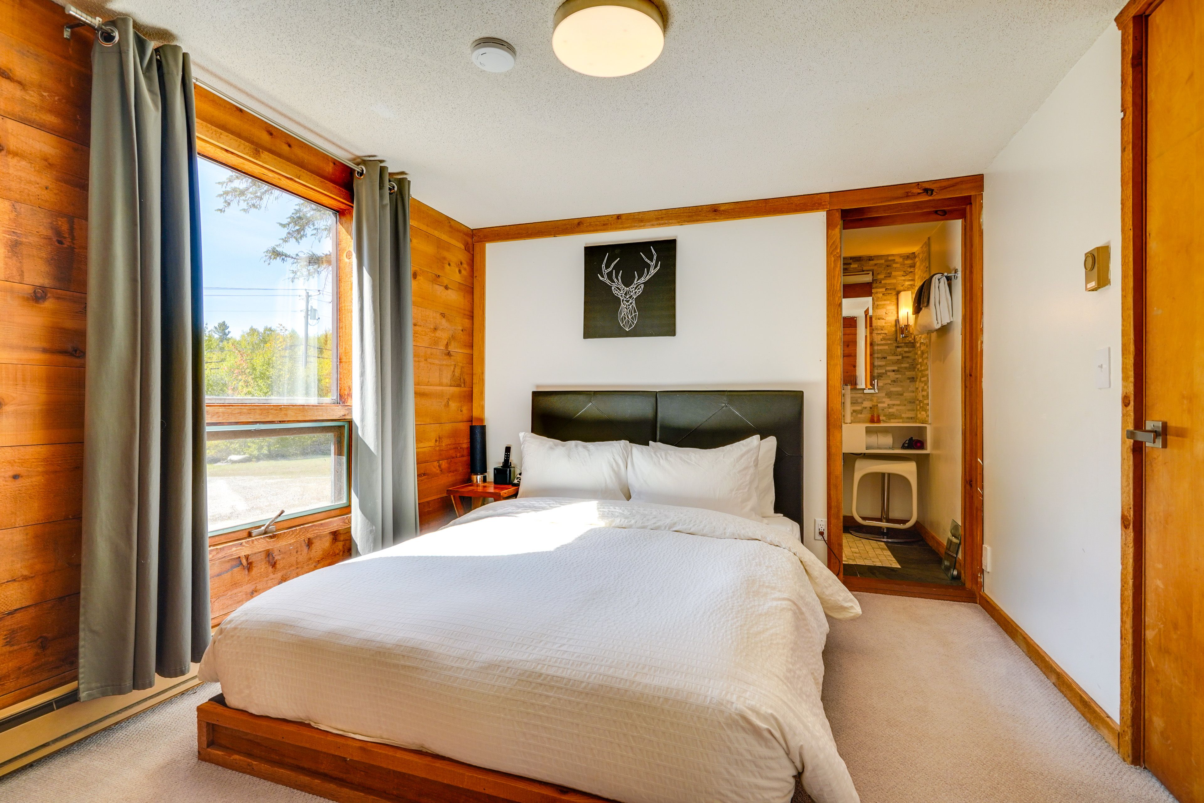 Bedroom 2 | Queen Bed | Linens | 1st Floor